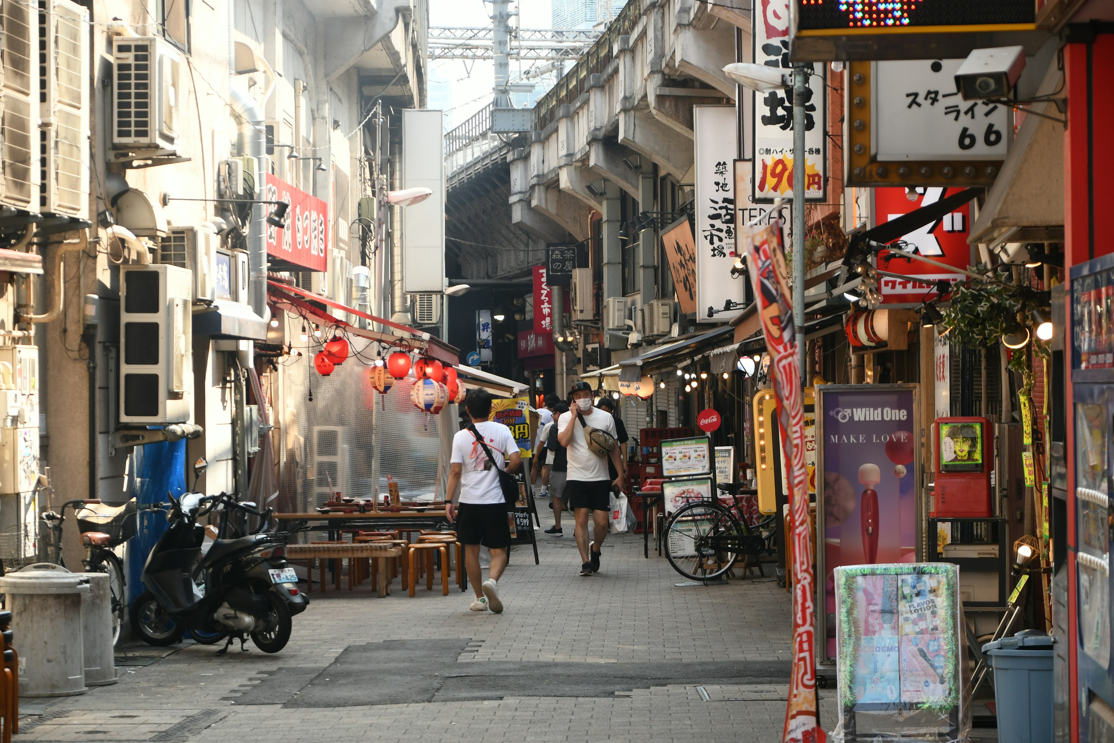 賑やかな日本の路地に人々が歩いている様子