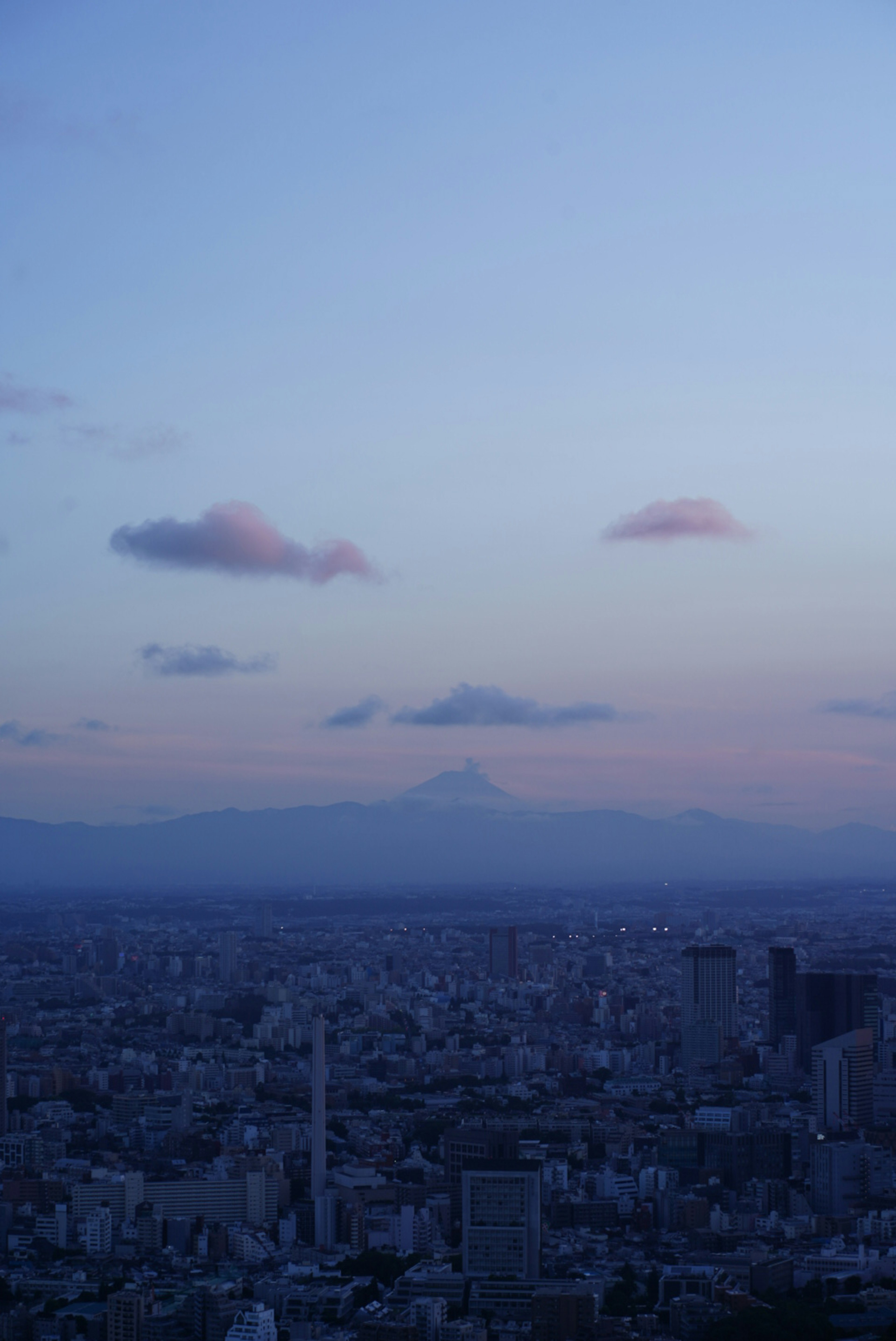 黃昏時分的東京景色，有富士山和雲