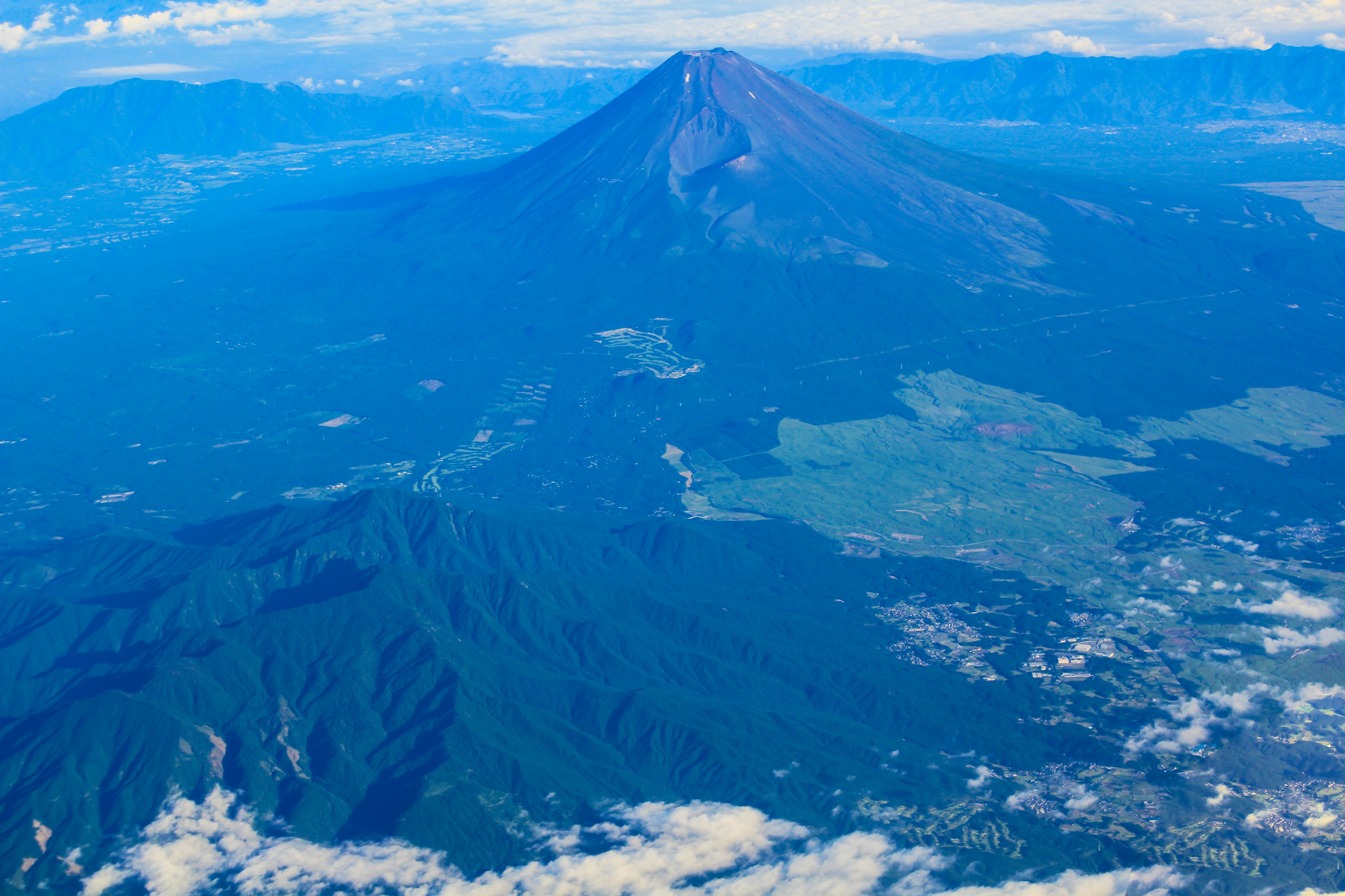 Vista aérea de majestuosas montañas y cielo azul claro