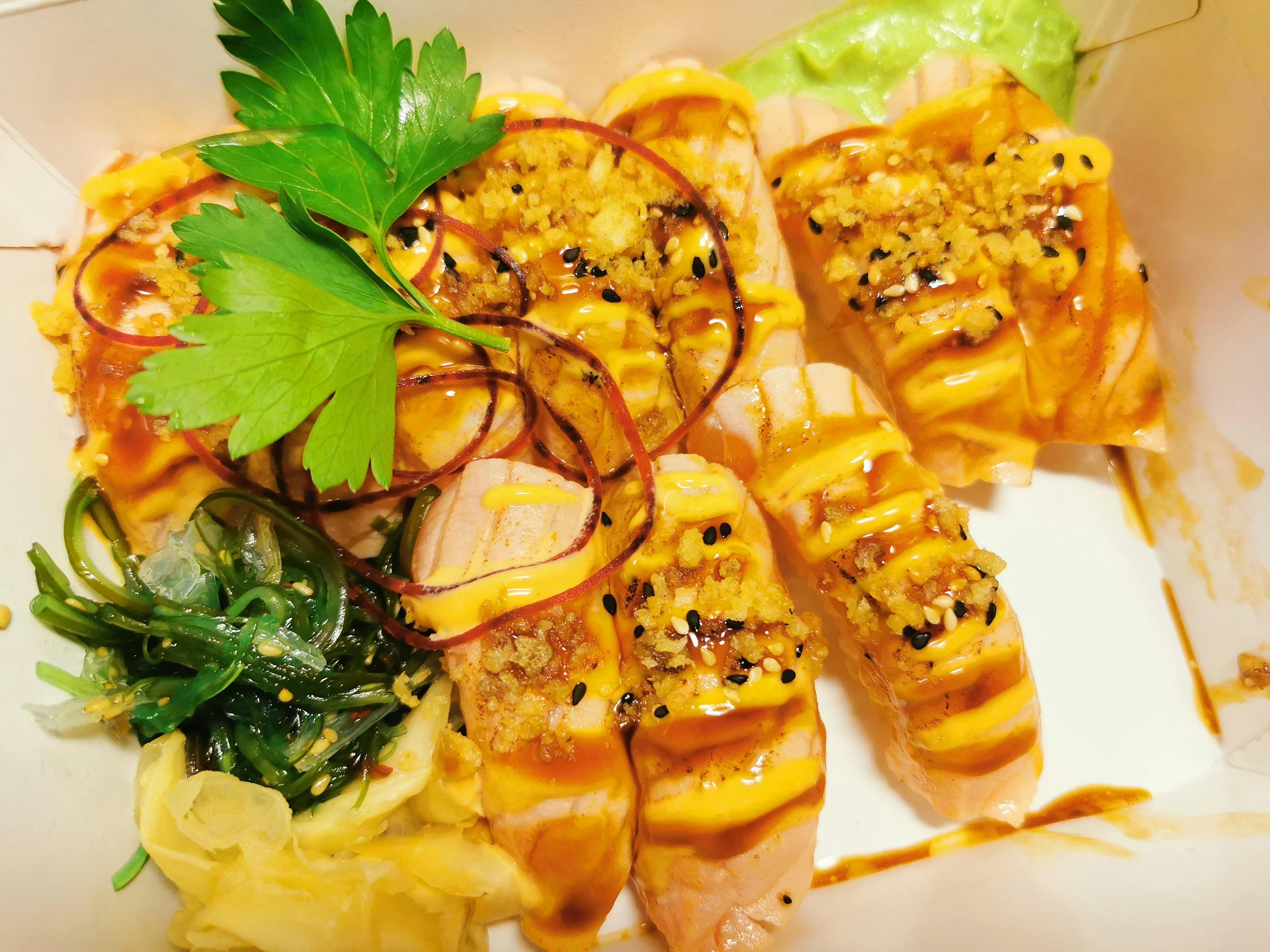 Plateau de sushi délicieux avec des garnitures colorées et des légumes frais