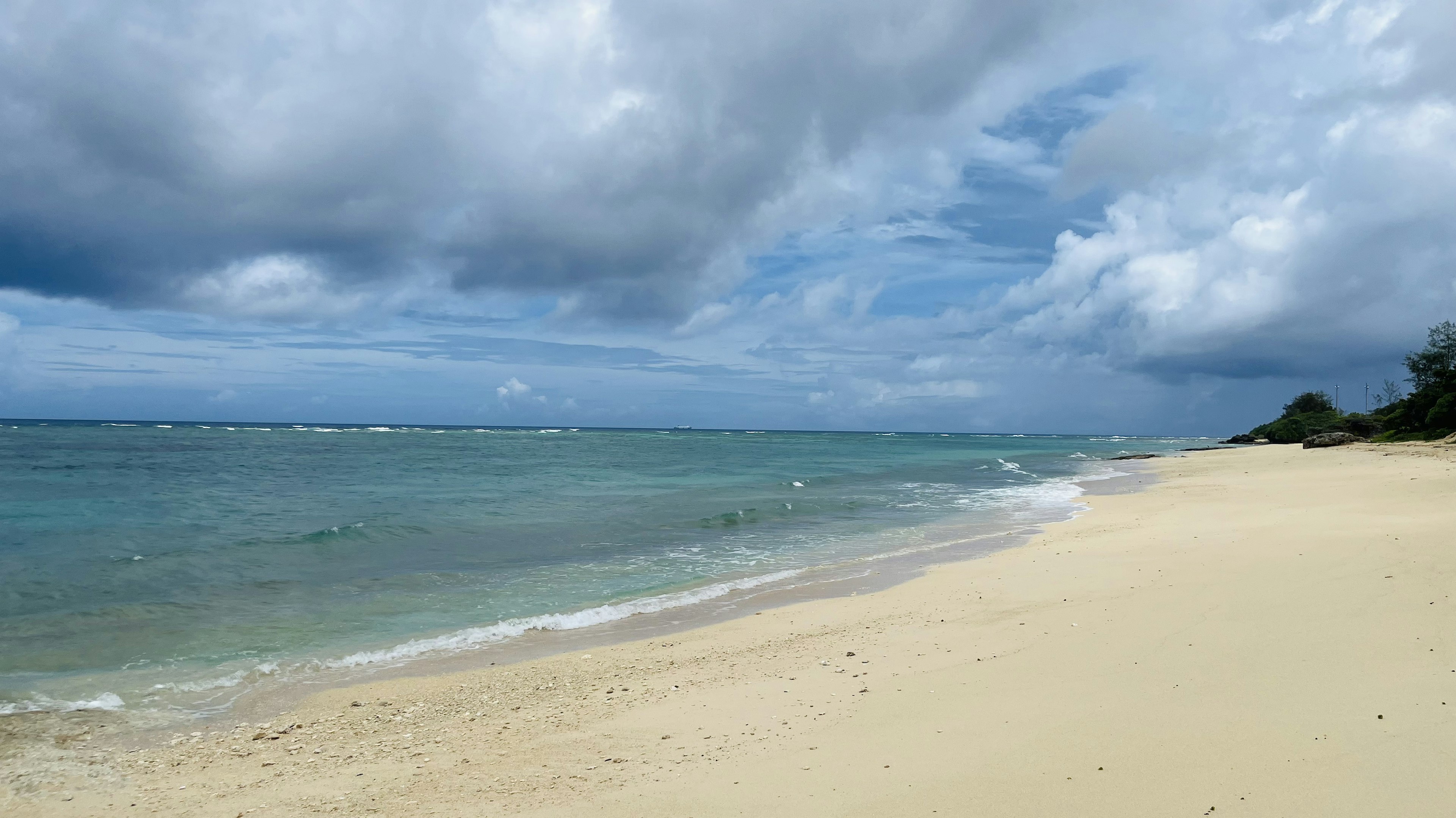 Vue de plage pittoresque avec océan bleu et sable blanc