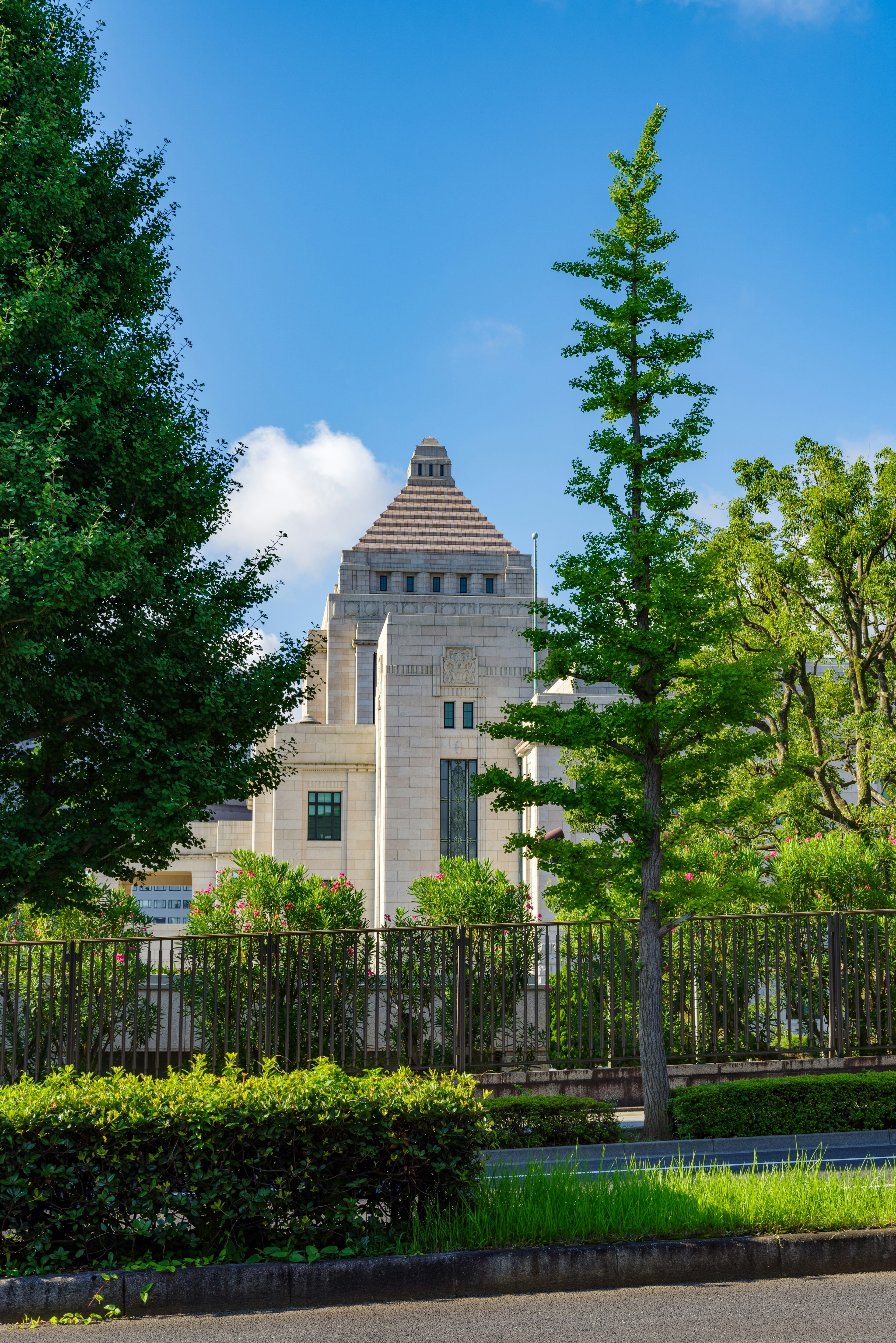 Extérieur du bâtiment de la Diète de Tokyo avec des environs verts