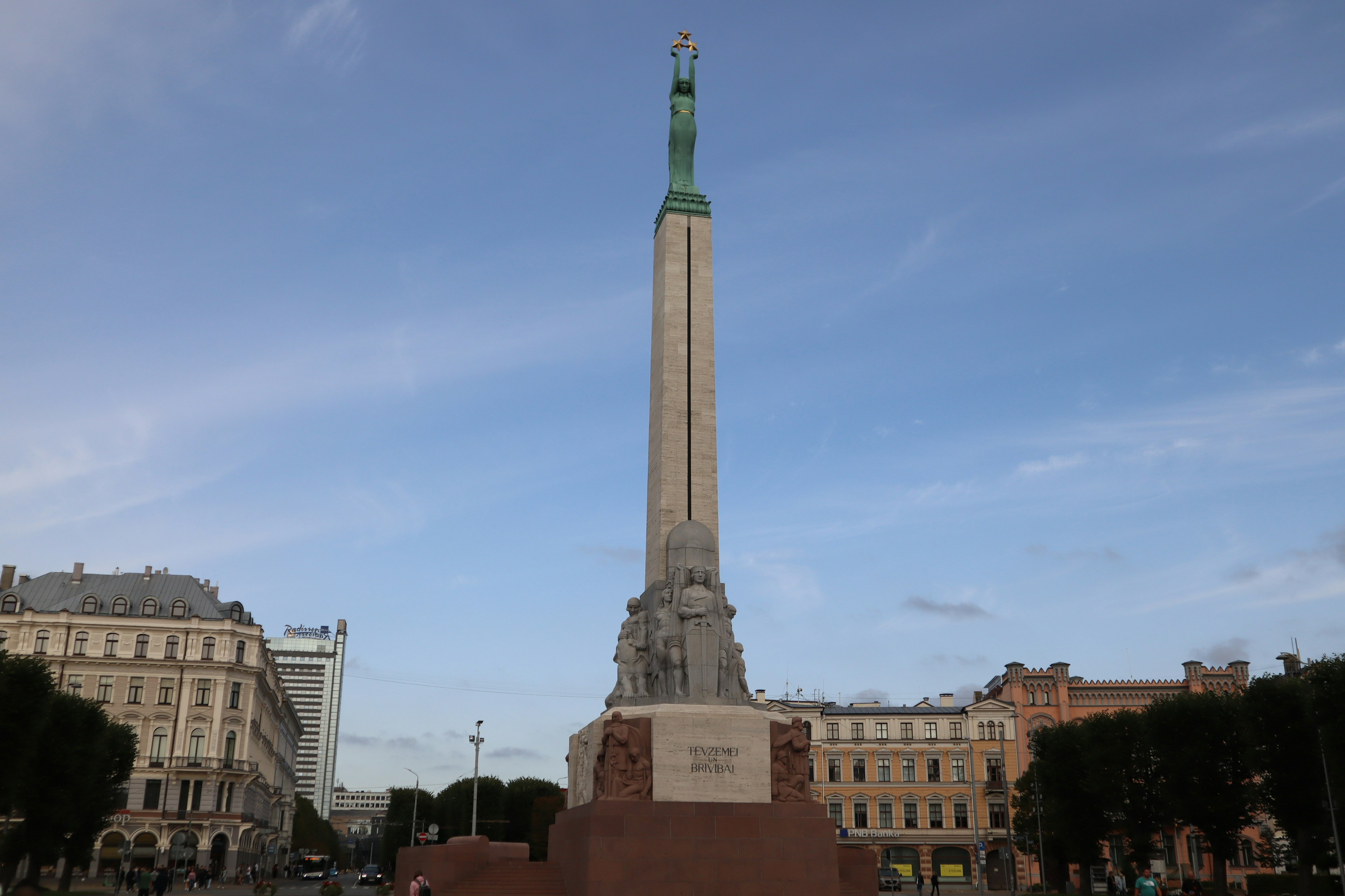 Monumen Kebebasan di Riga berdiri di bawah langit biru