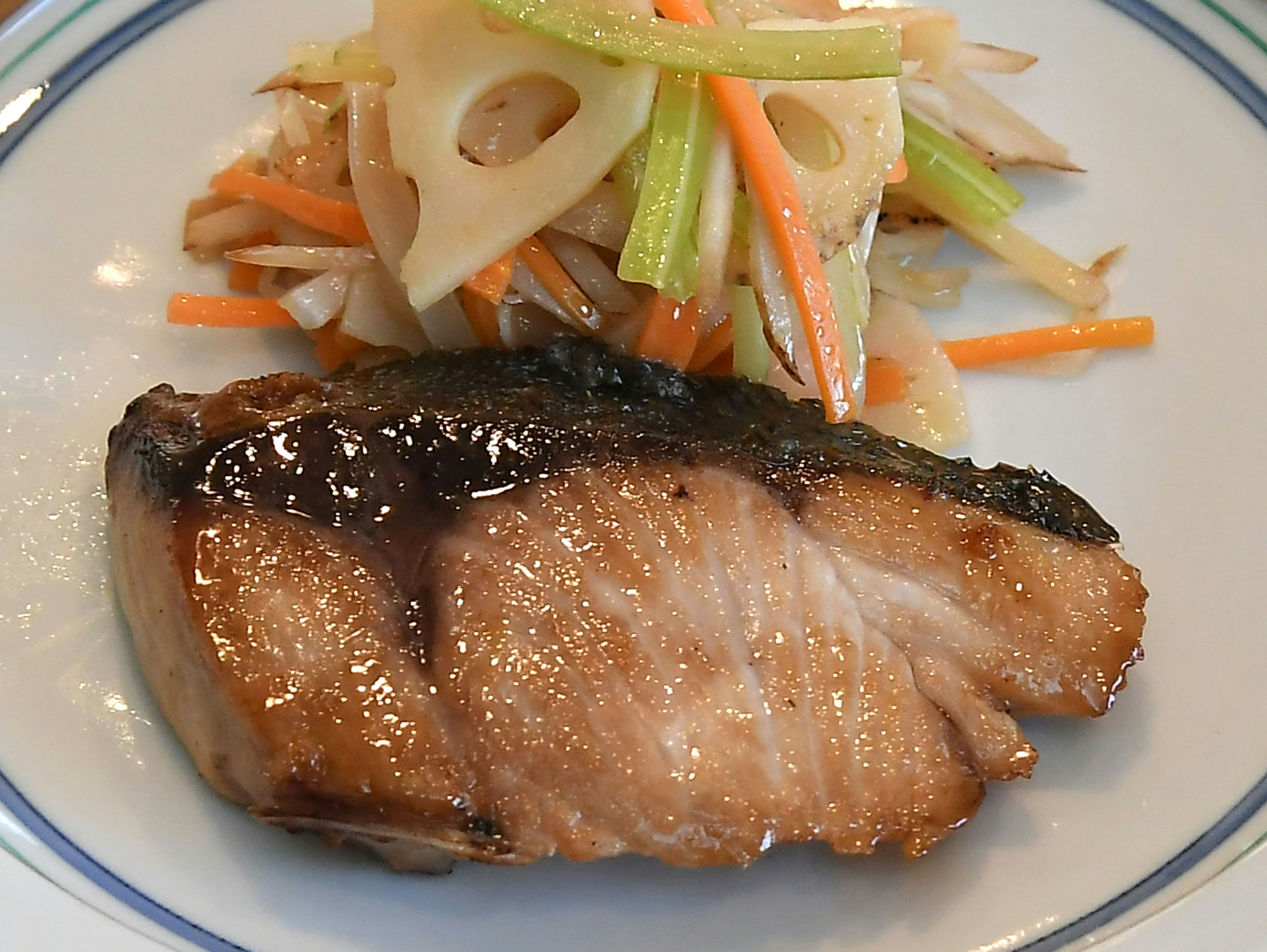 Salmon teriyaki dengan salad sayuran