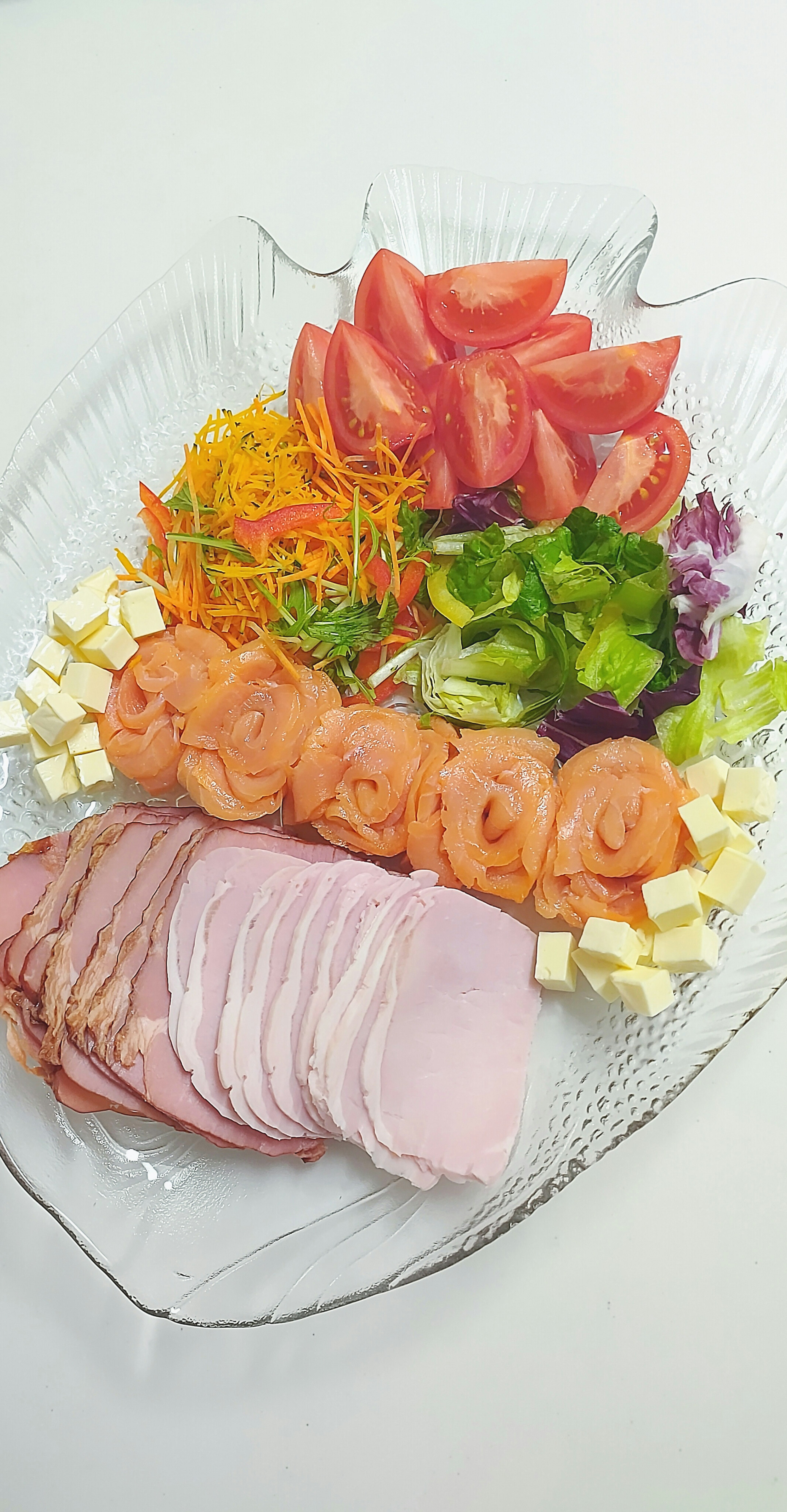 Đĩa salad và giăm bông nhiều màu sắc