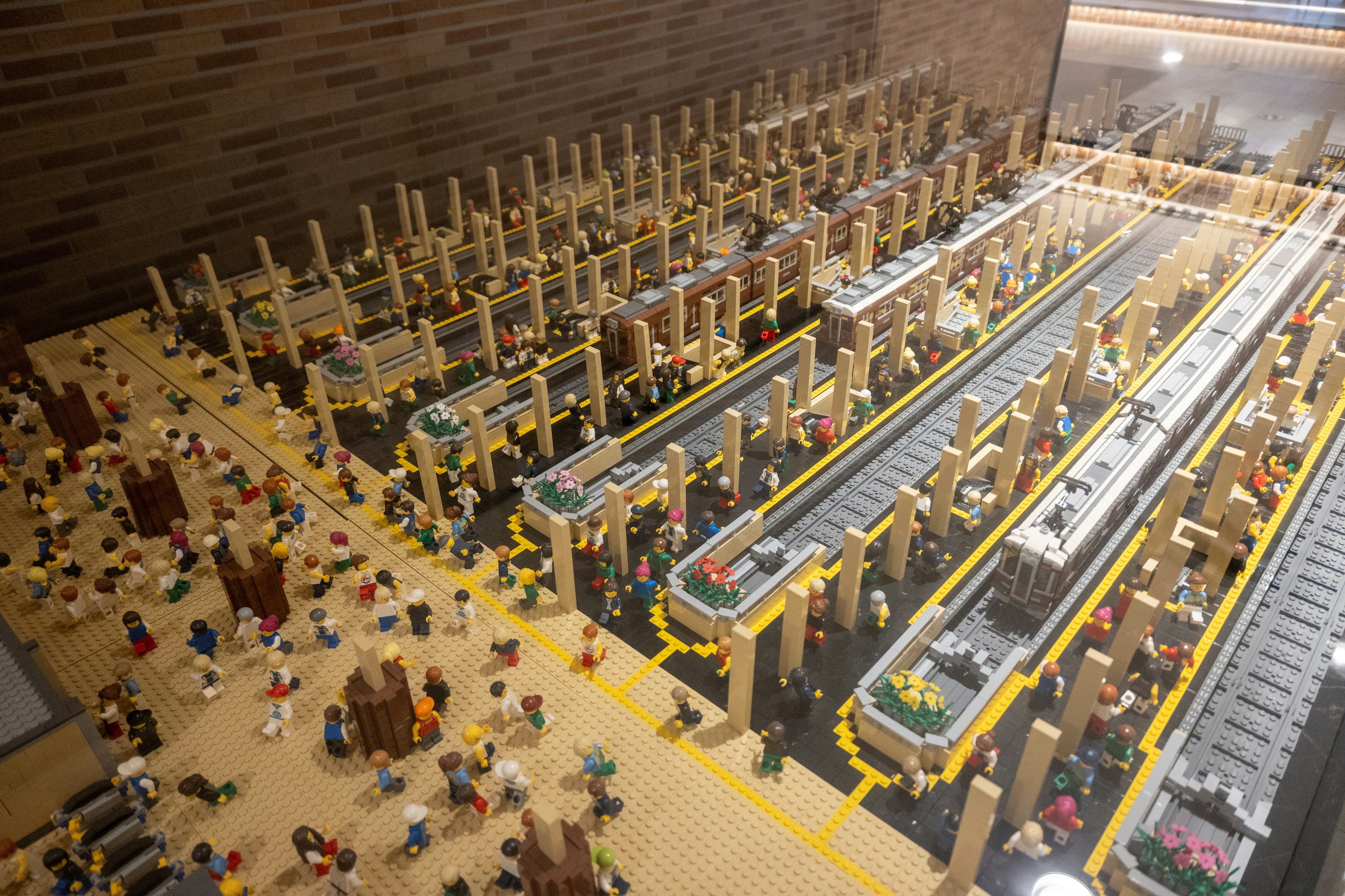 Un modello in grande scala di una fabbrica realizzato con mattoncini LEGO