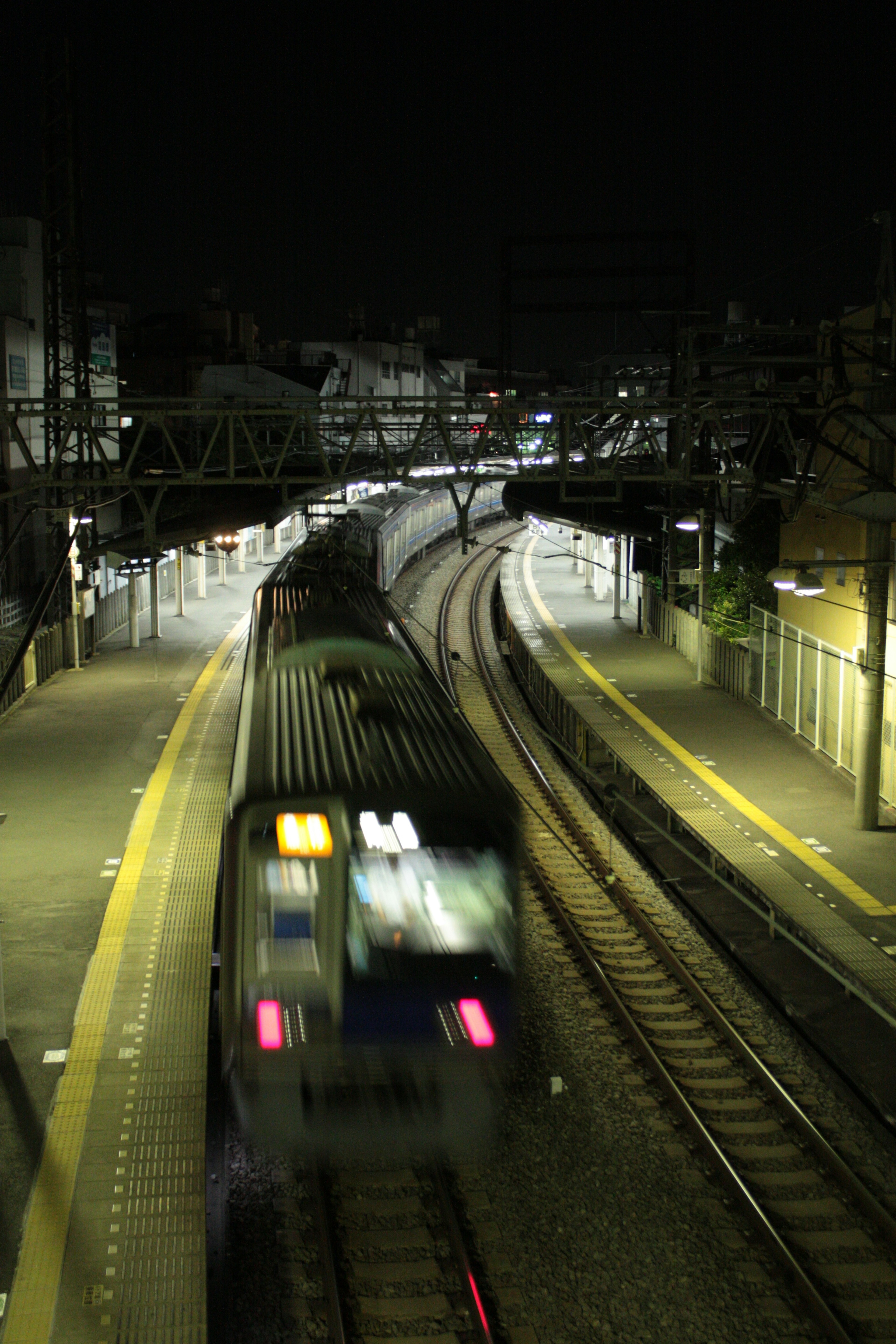 夜間行駛在彎曲軌道上的火車