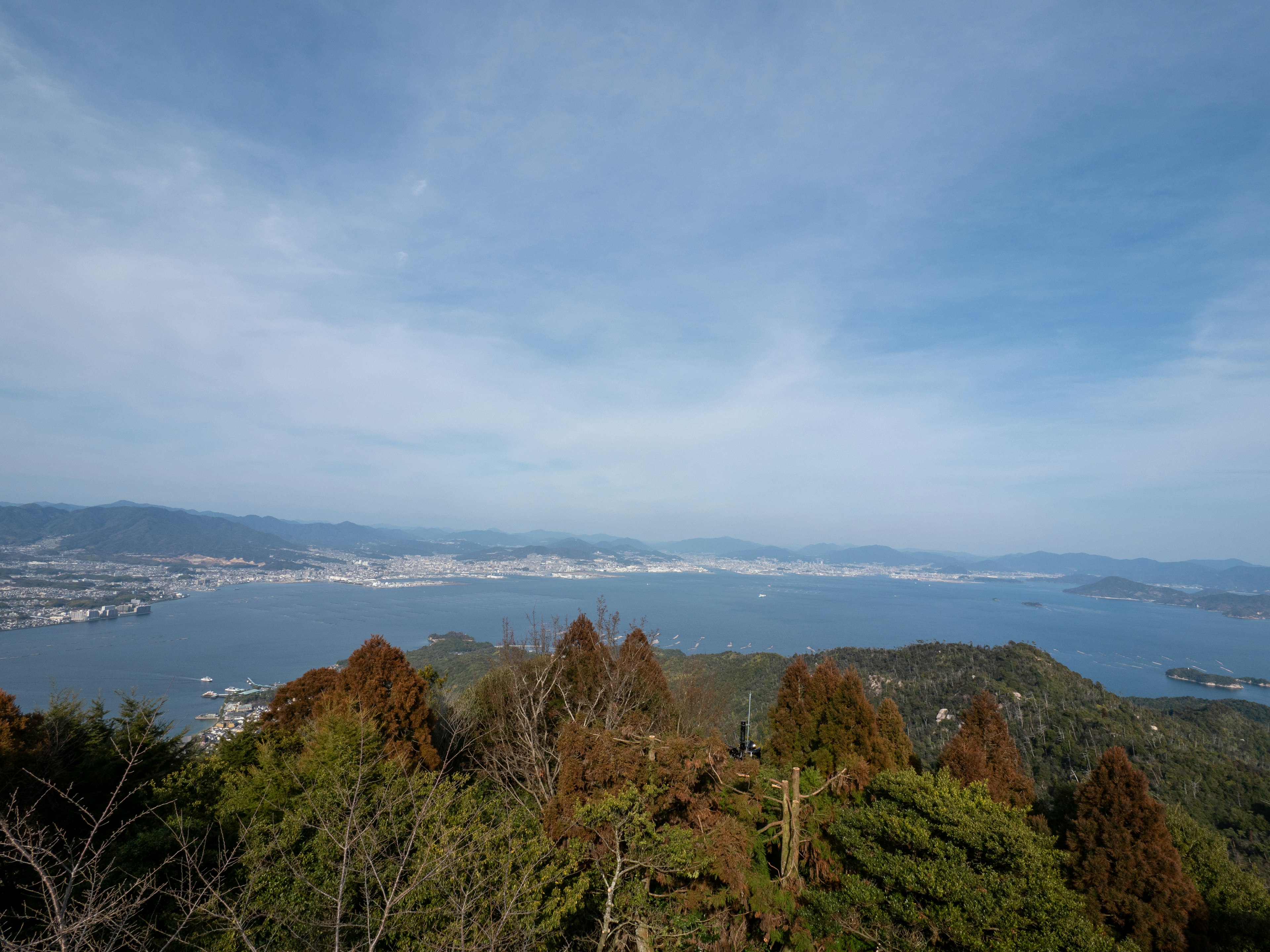 Pemandangan panorama gunung subur dan danau yang luas