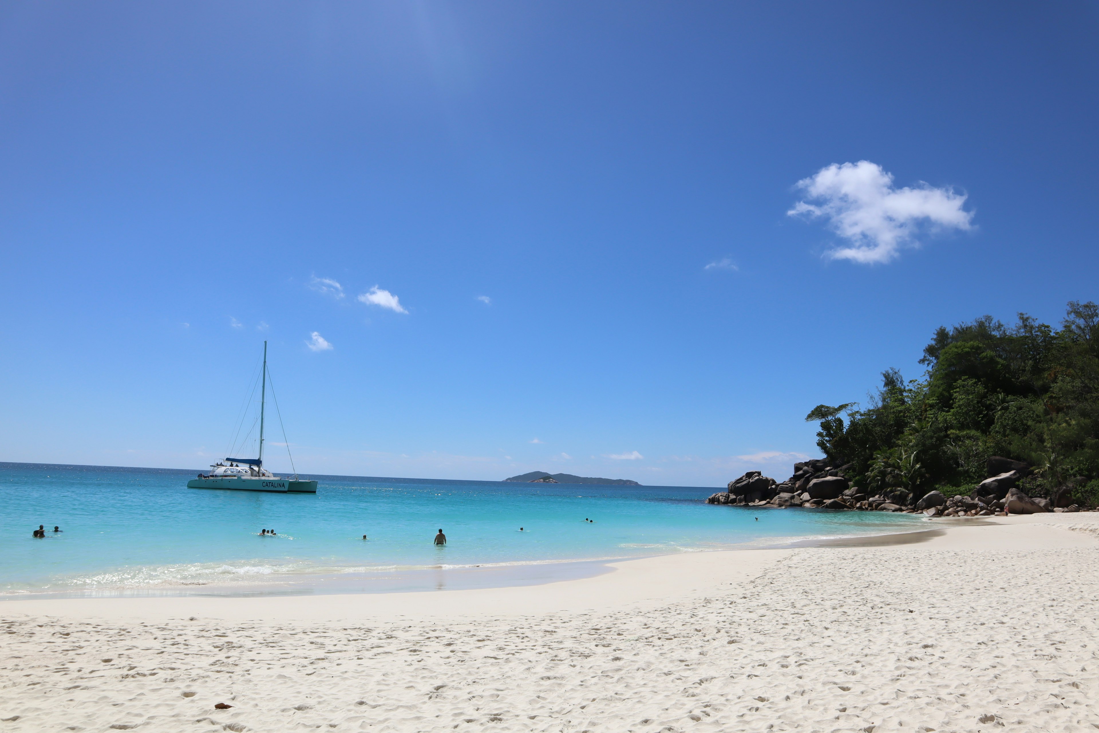 Playa escénica con arena blanca y agua turquesa