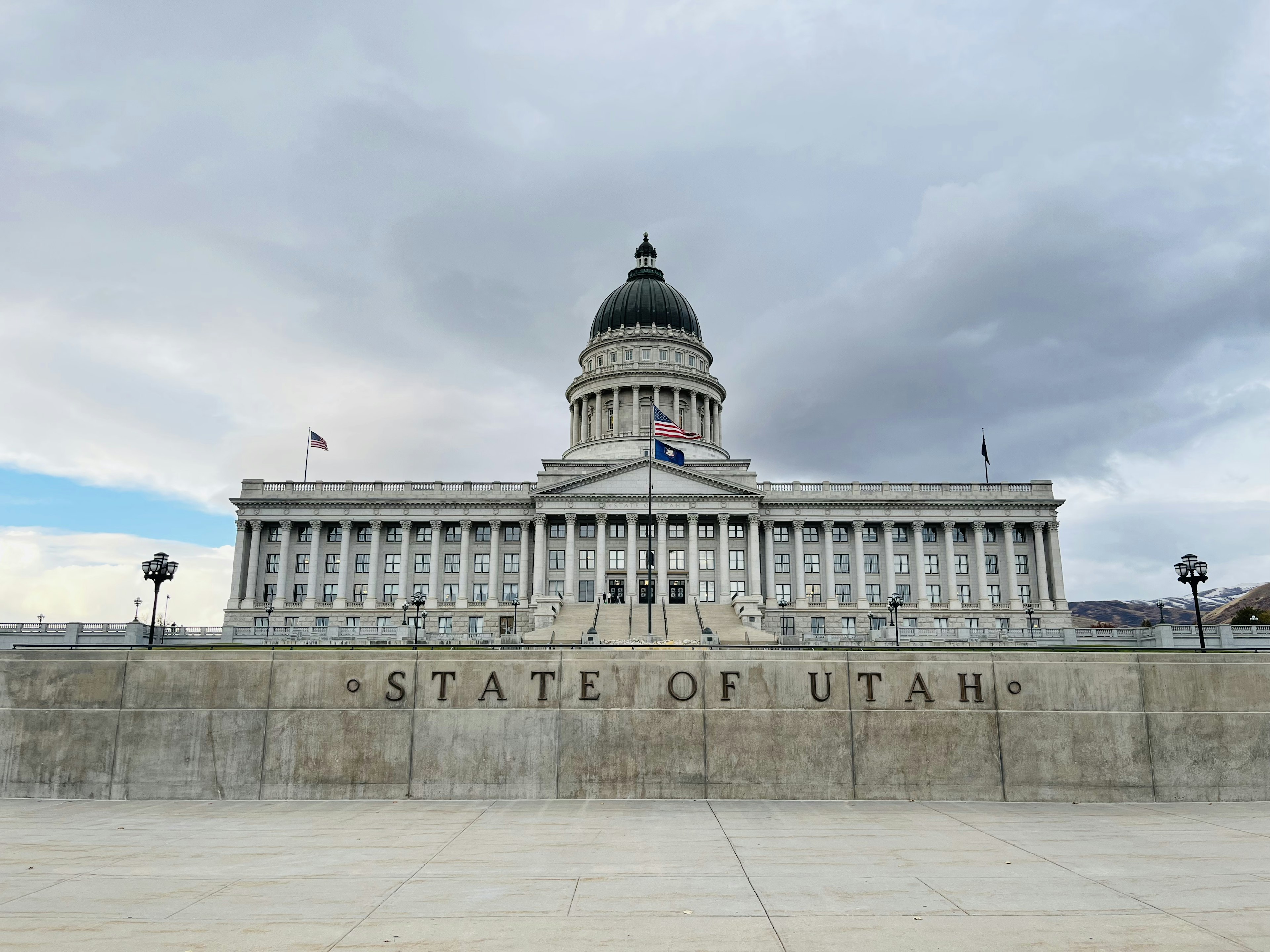 Tampilan depan gedung Capitol Negara Bagian Utah di bawah awan abu-abu