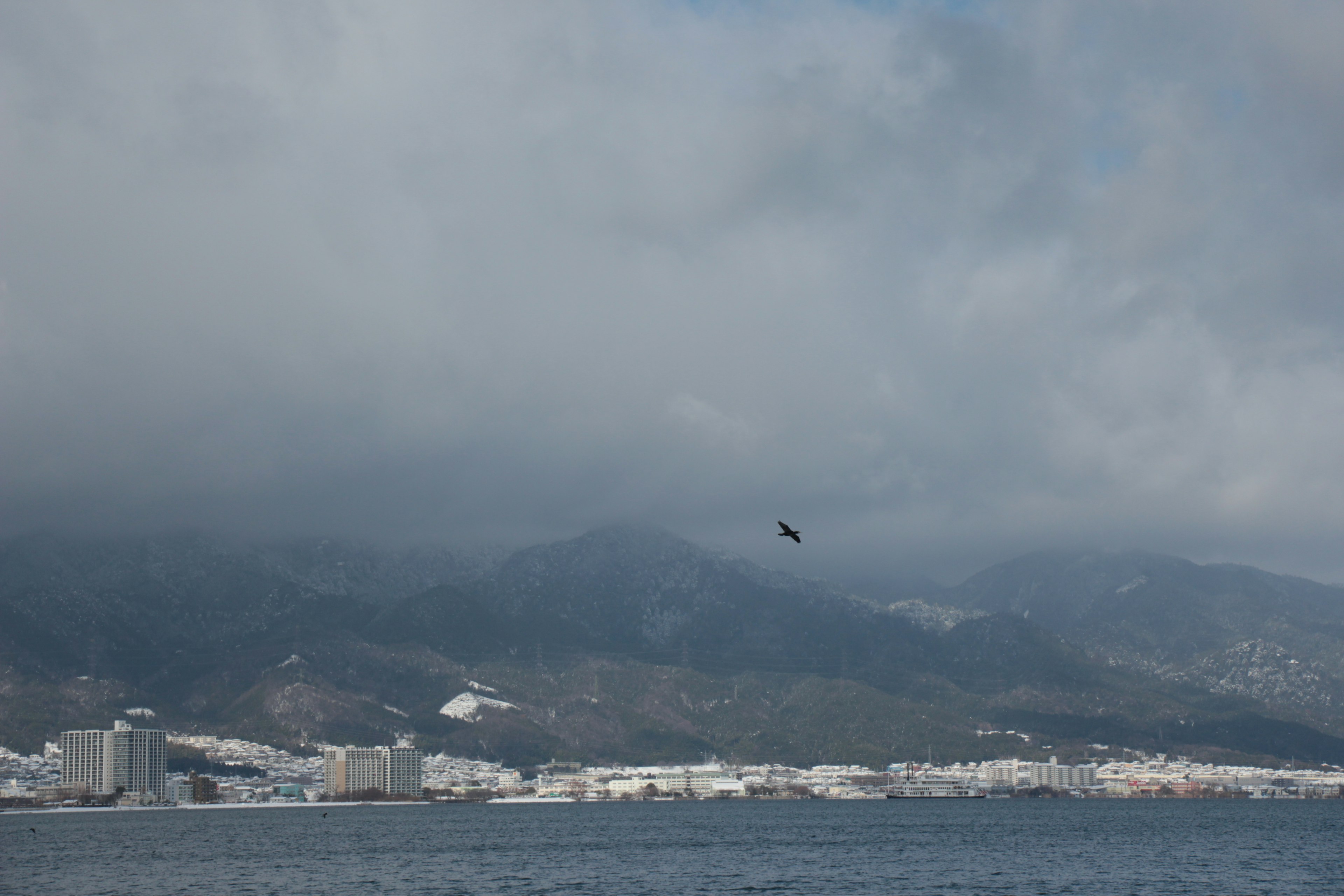 海の景色と山々に覆われた雲のある風景