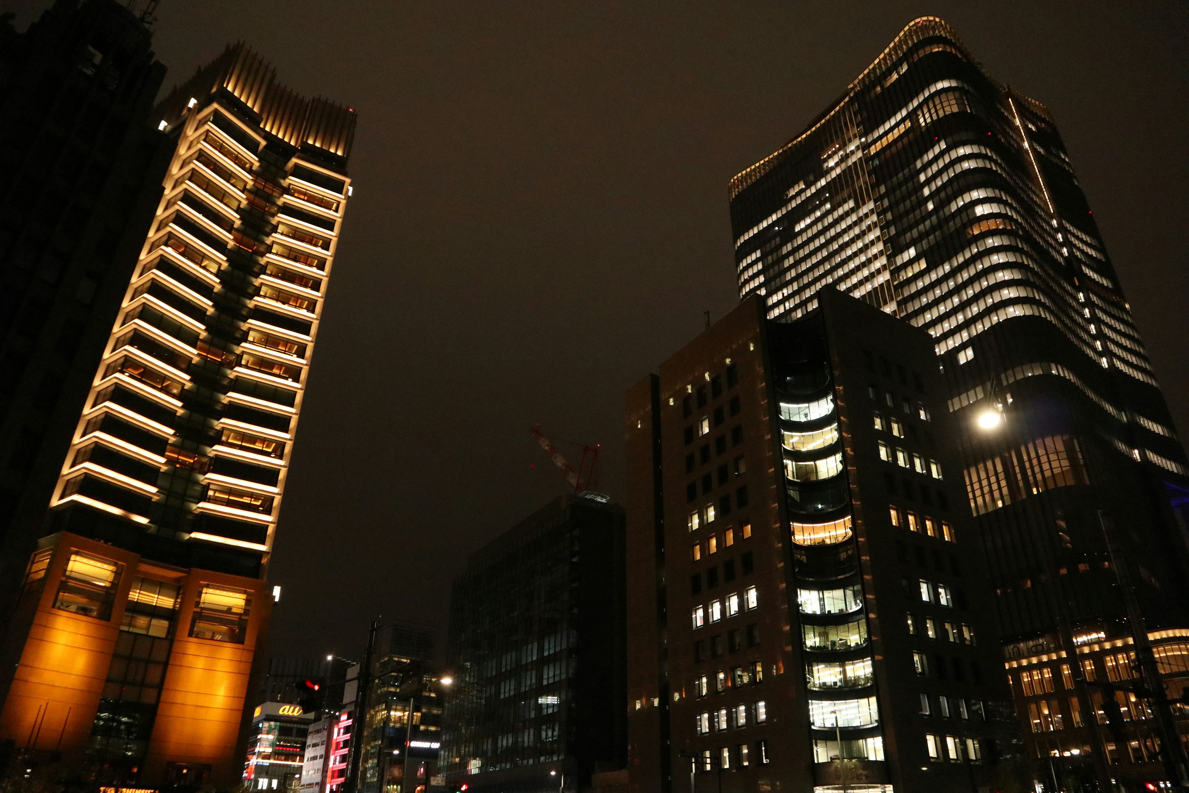 Paisaje urbano nocturno con rascacielos iluminados