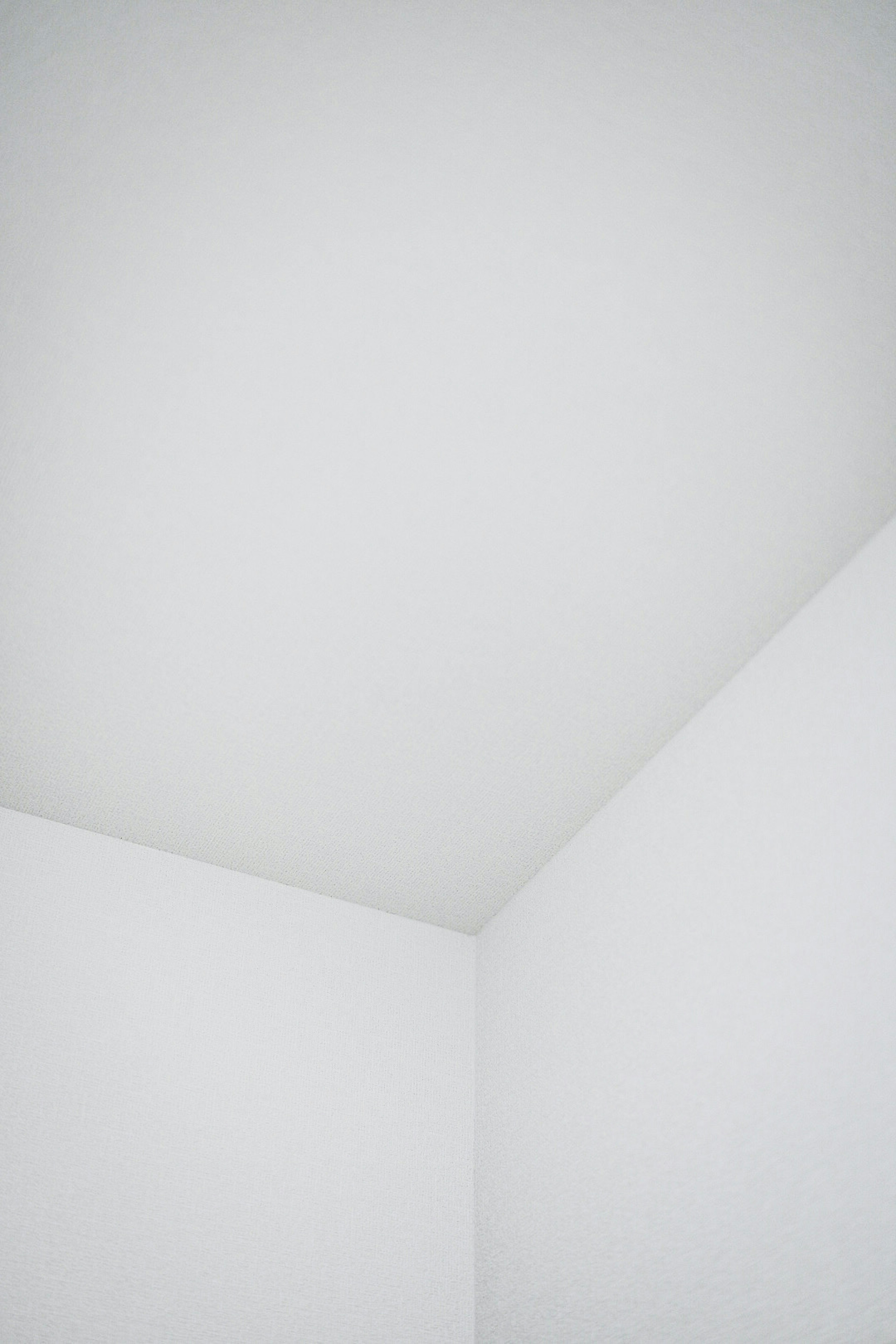 Imagen simple de una esquina de pared y techo blancos