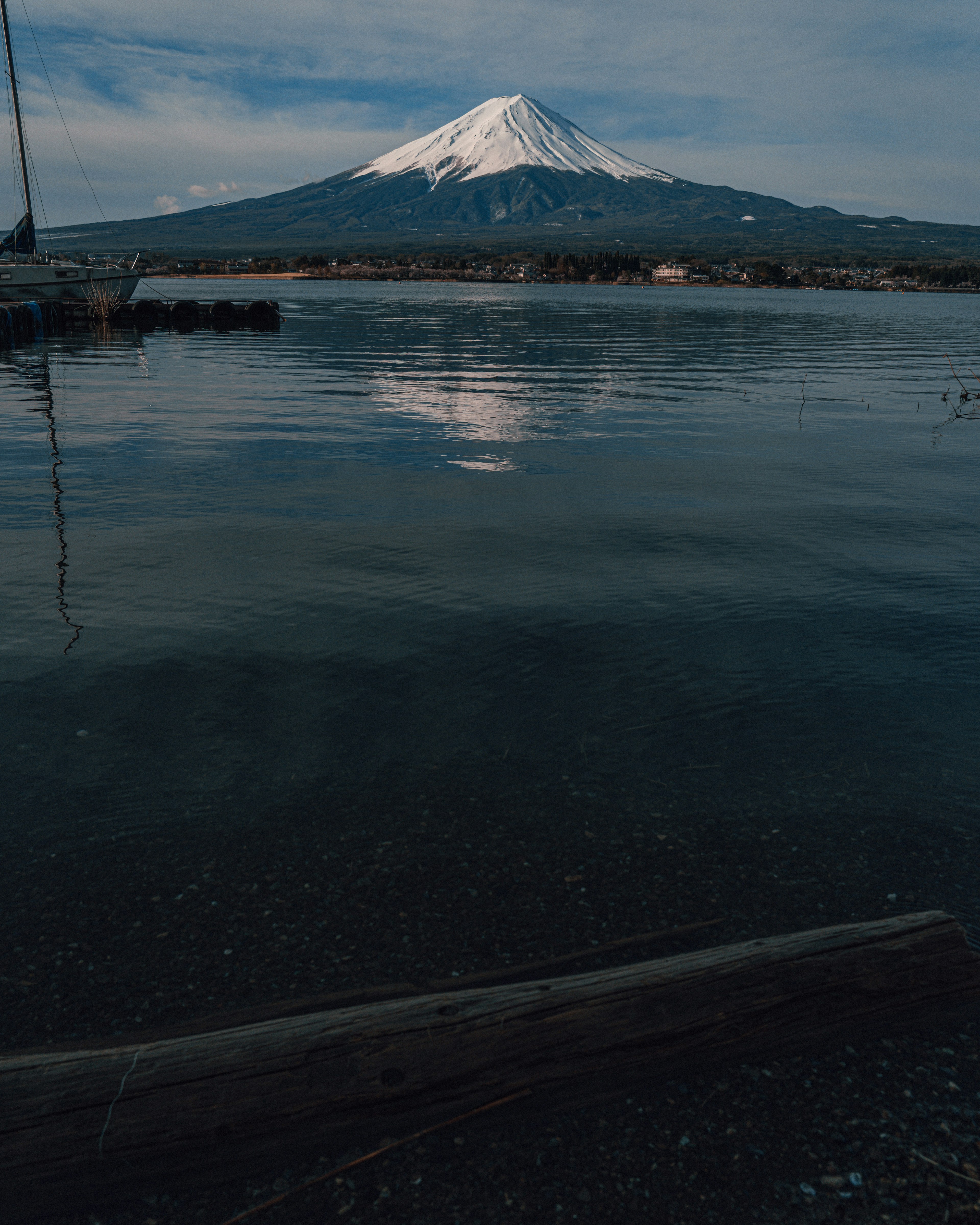 富士山が水面に映る静かな湖の風景