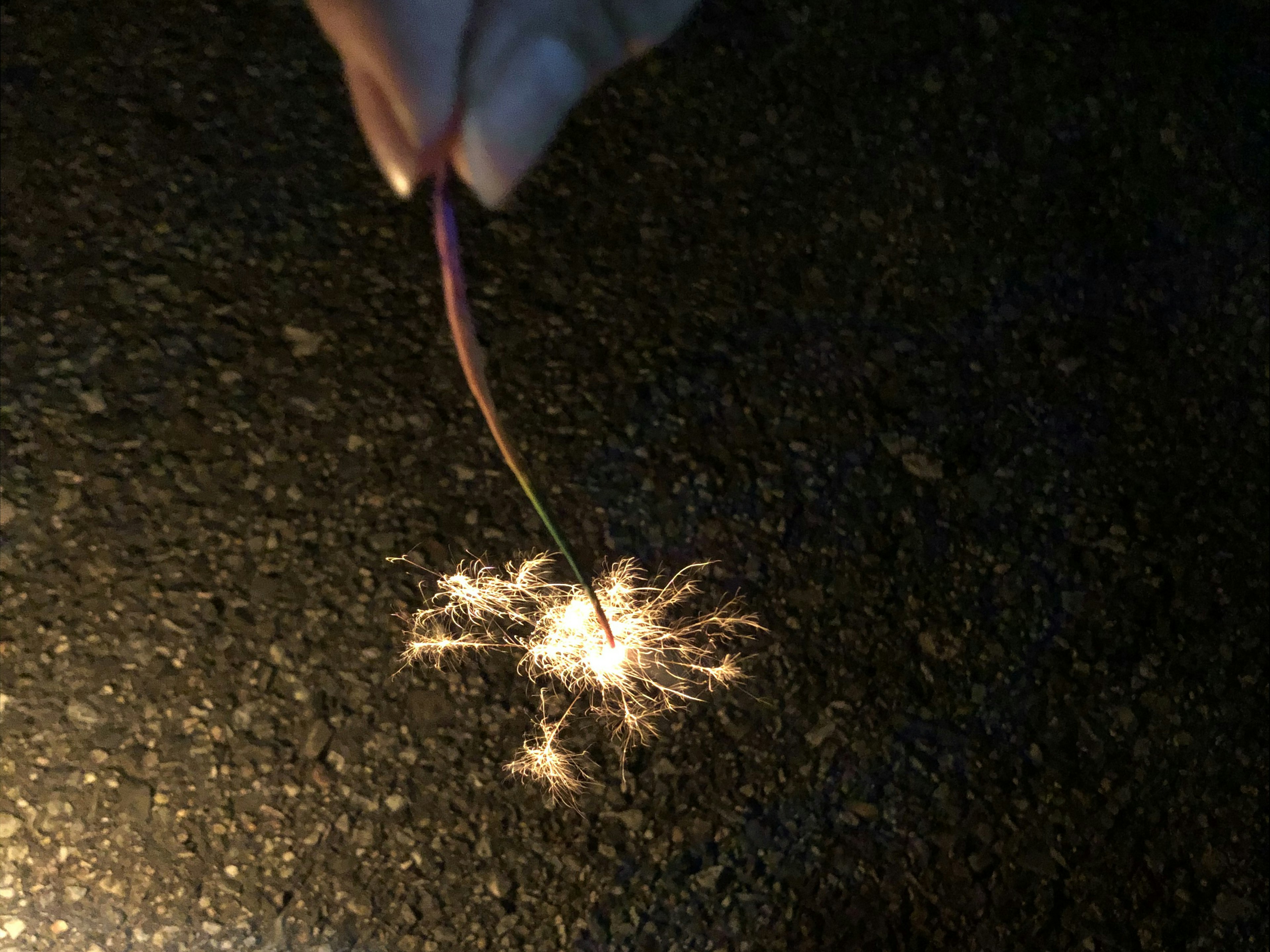 Una mano creando chispas en un entorno oscuro