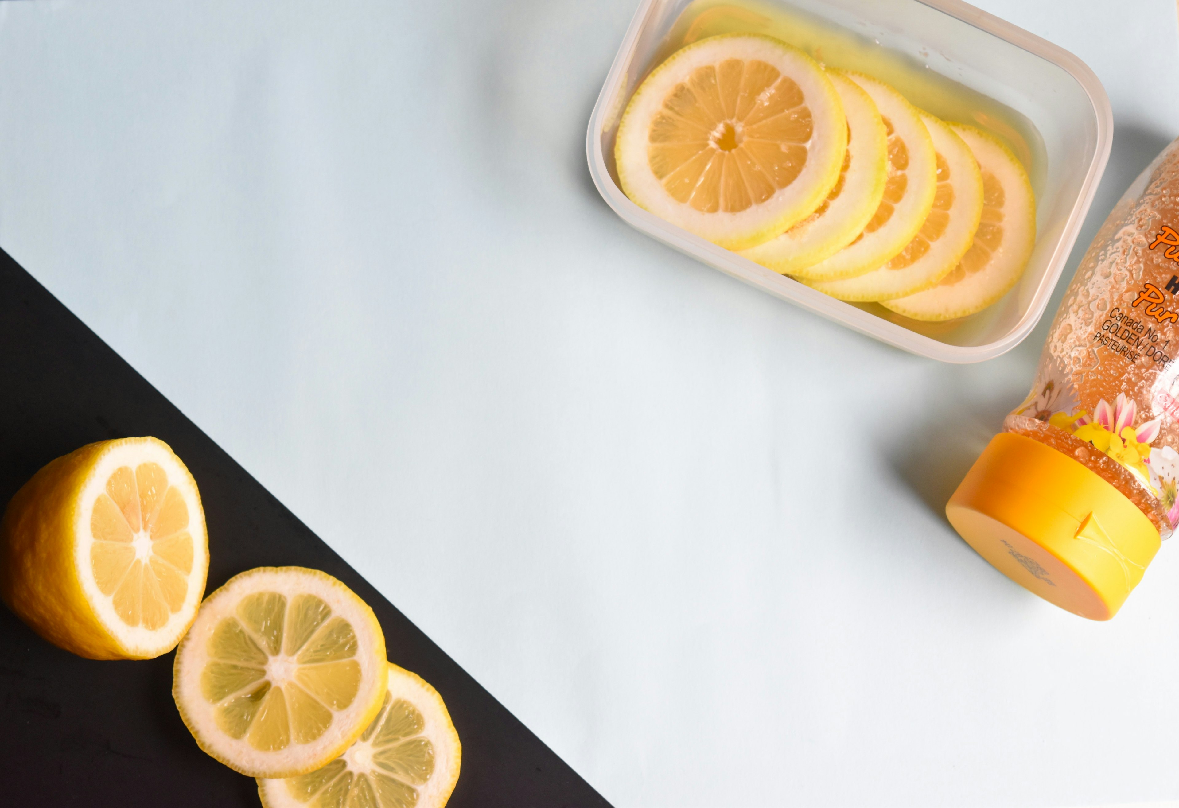 Citrons tranchés sur un fond bleu clair avec un récipient de tranches de citron