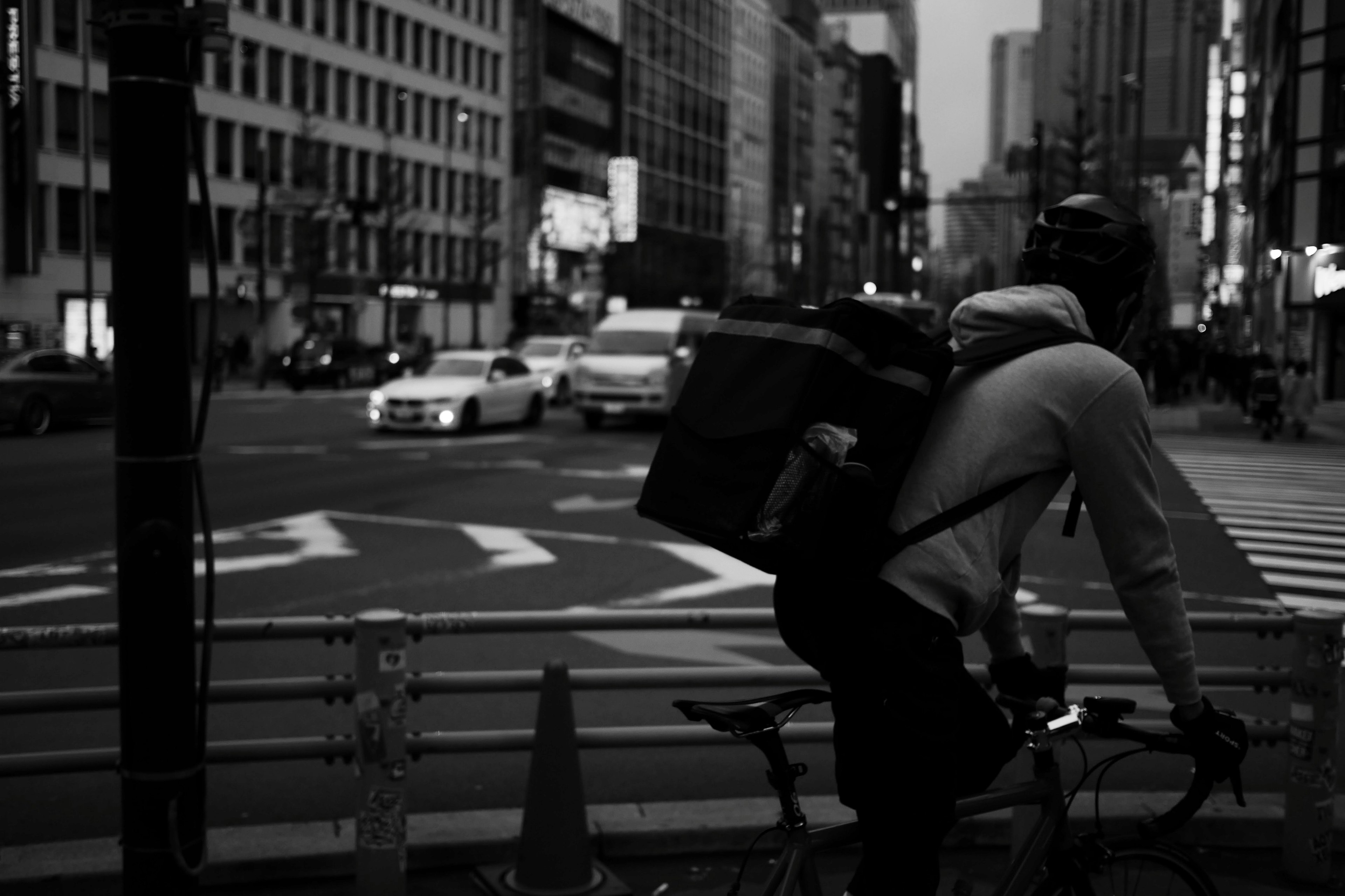 Silhouette d'un cycliste de livraison dans une ville la nuit