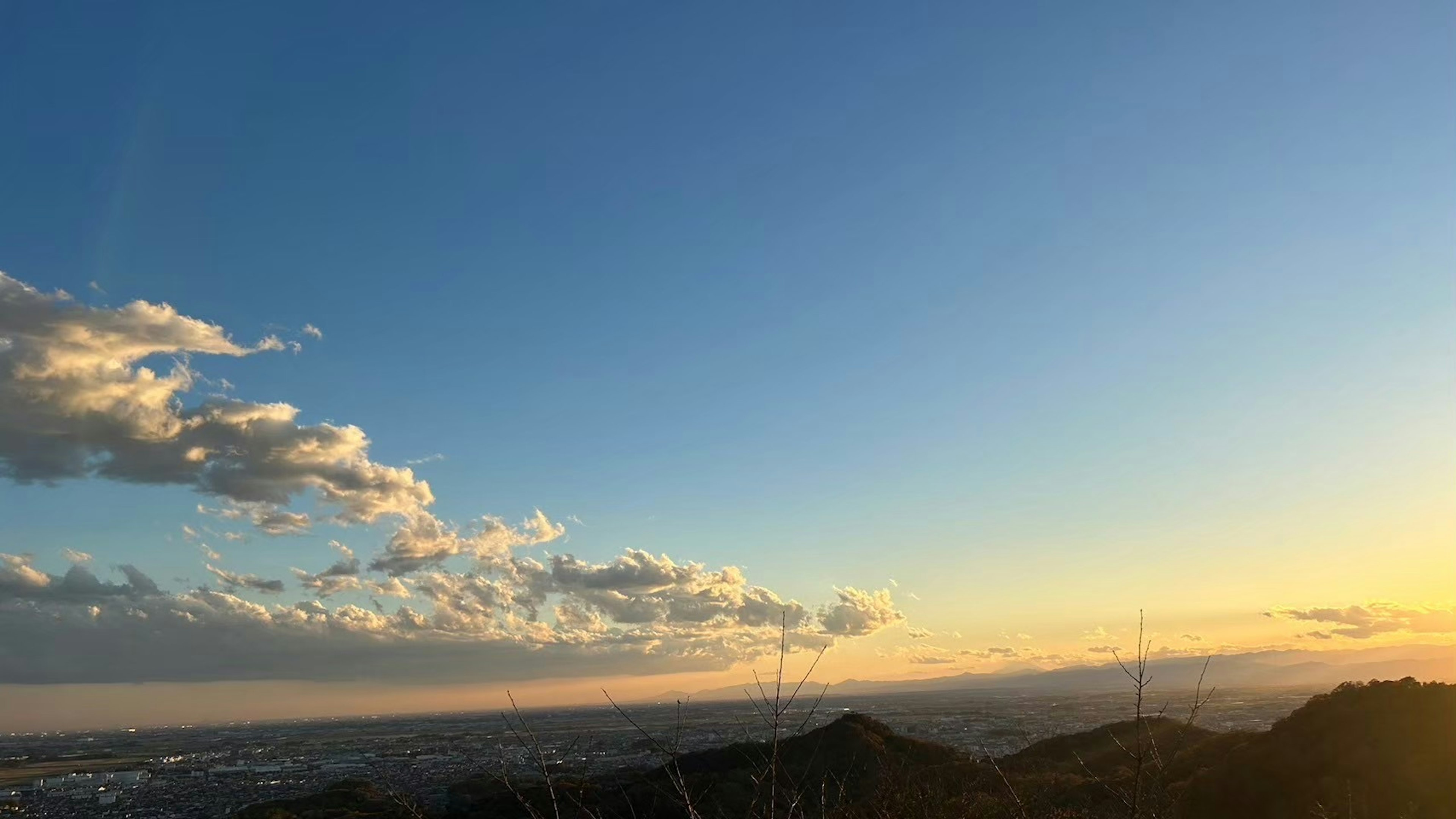 青空と雲が広がる夕焼けの風景