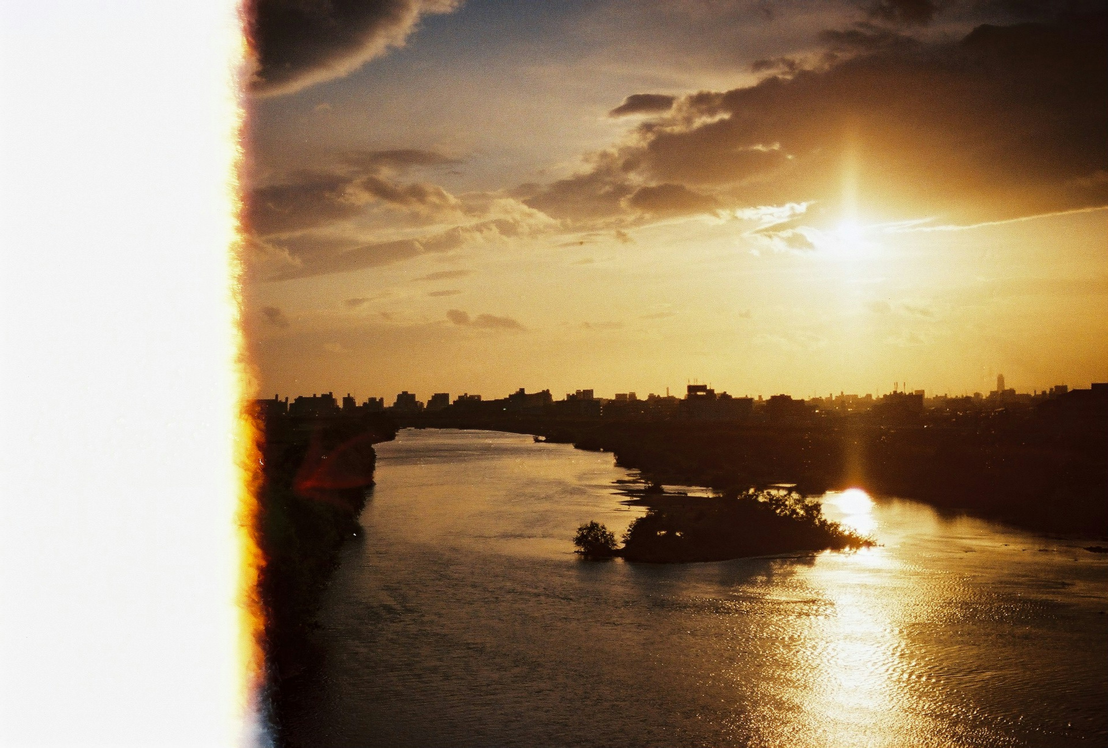 Wunderschöne Landschaft mit Sonnenuntergang, der sich im Fluss spiegelt