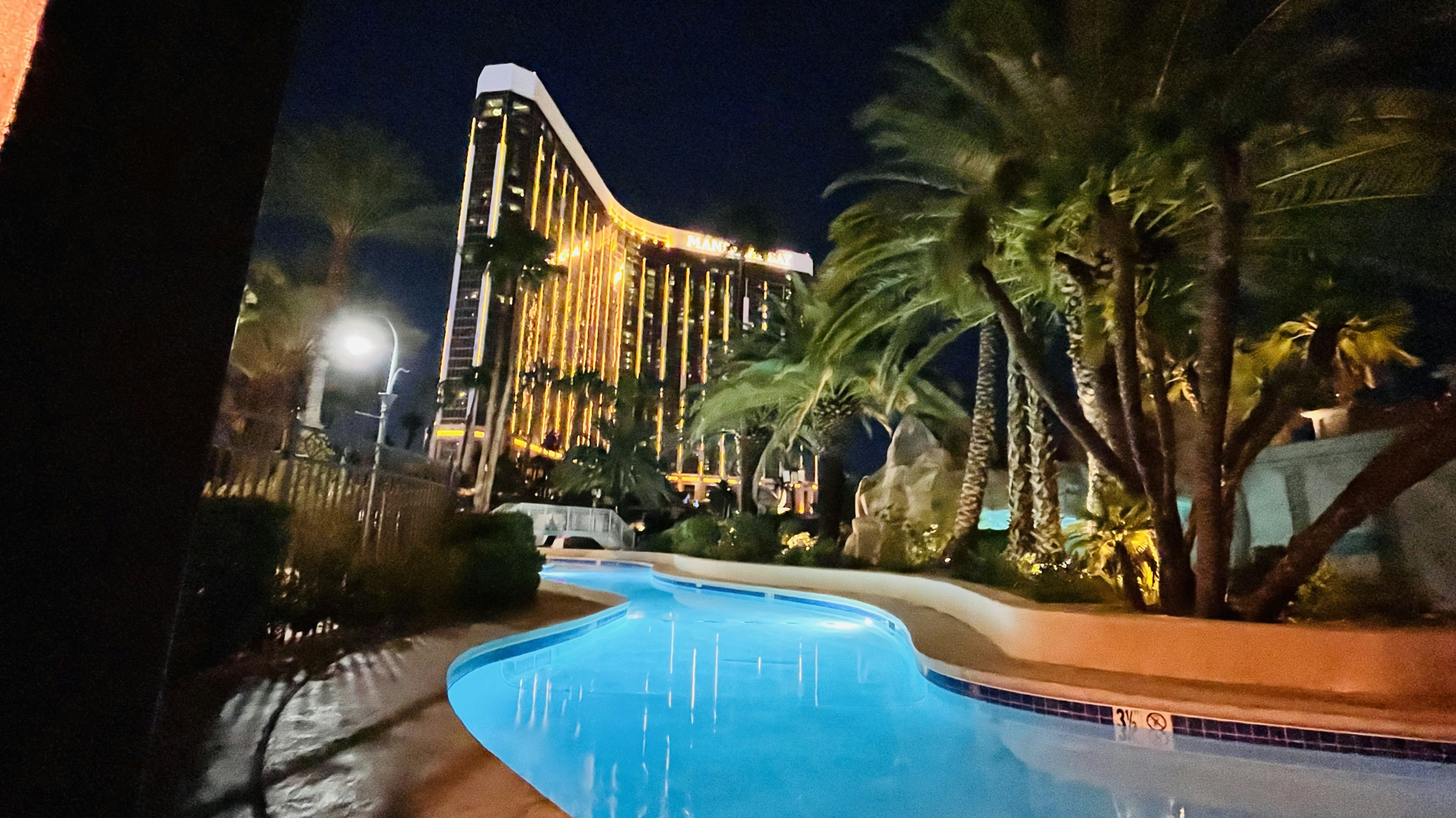 Belle vue nocturne d'une piscine et d'un grand hôtel