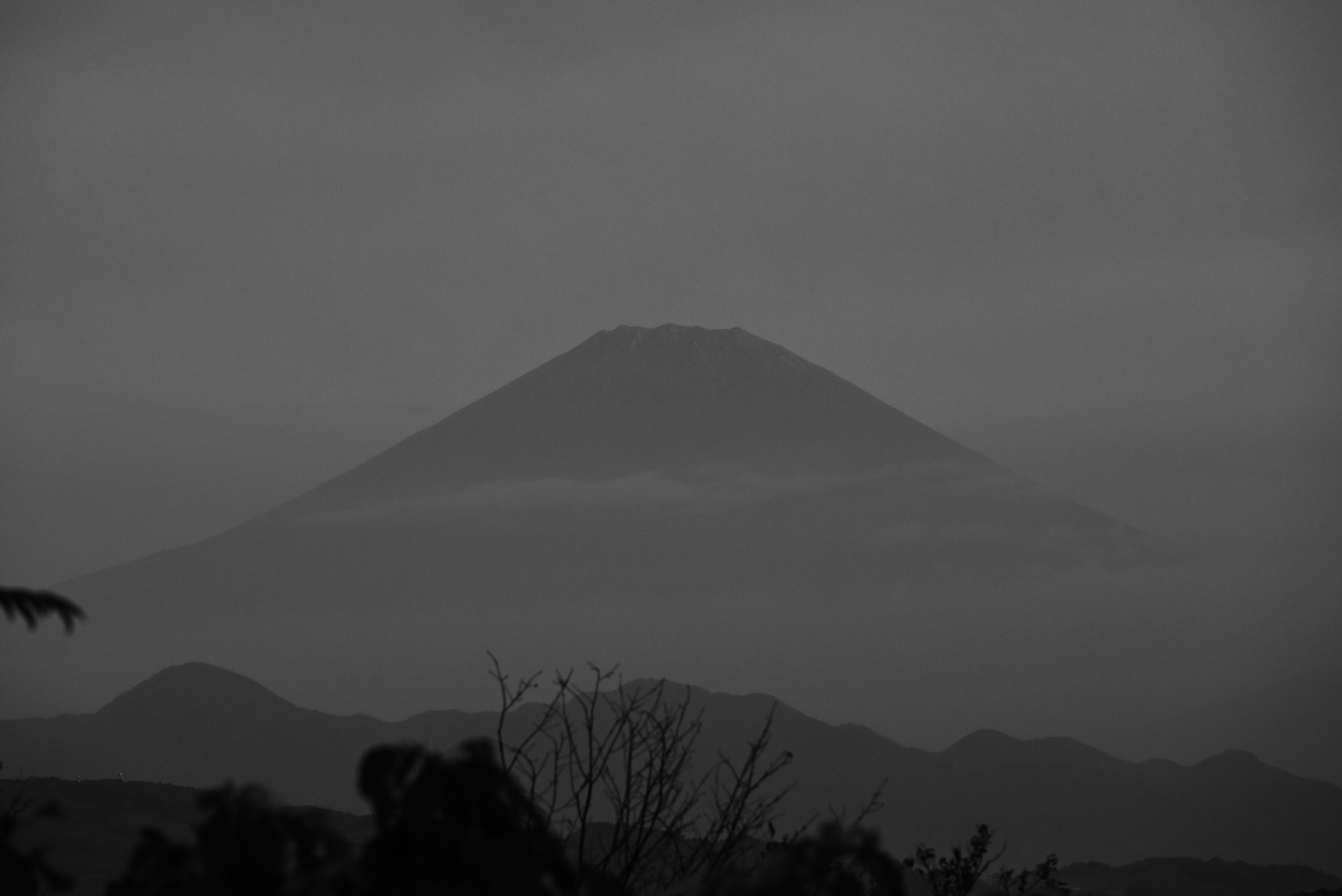 Siluet gunung dalam lanskap hitam putih