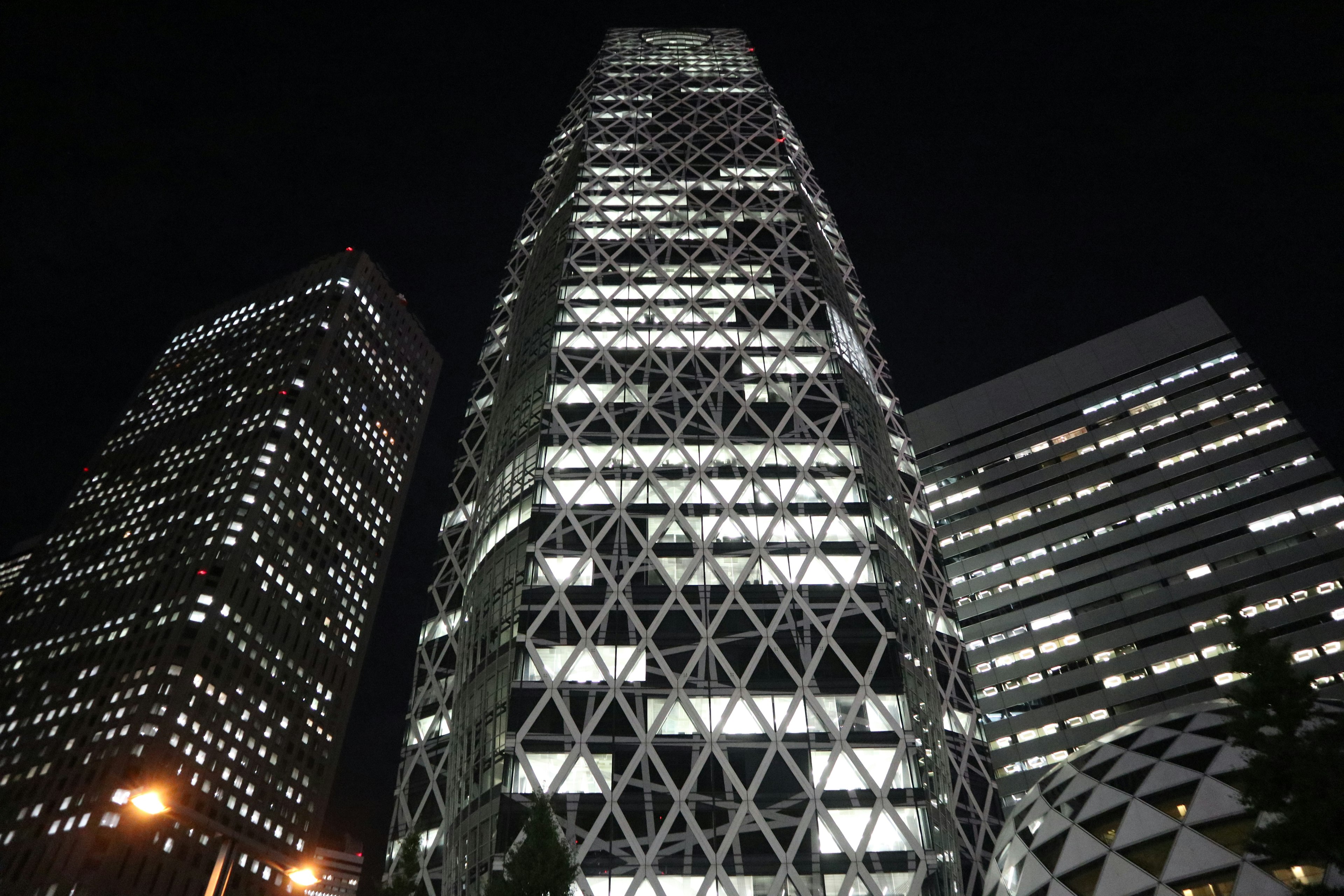 Vista nocturna de los rascacielos de Shinjuku con diseño arquitectónico complejo