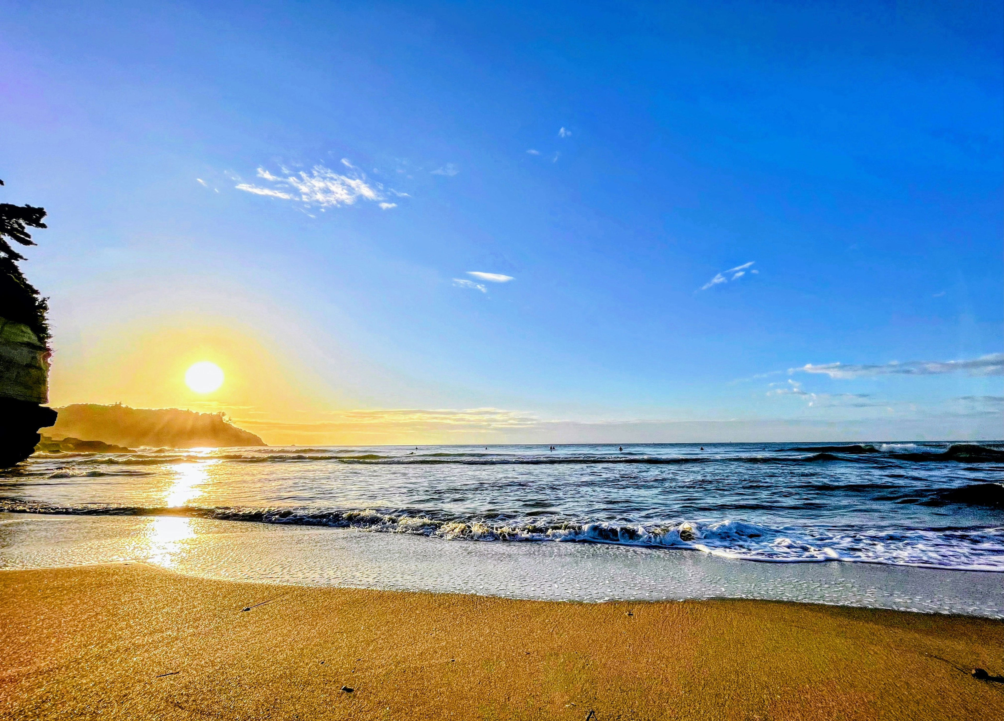 Magnifique coucher de soleil sur la plage avec ciel bleu