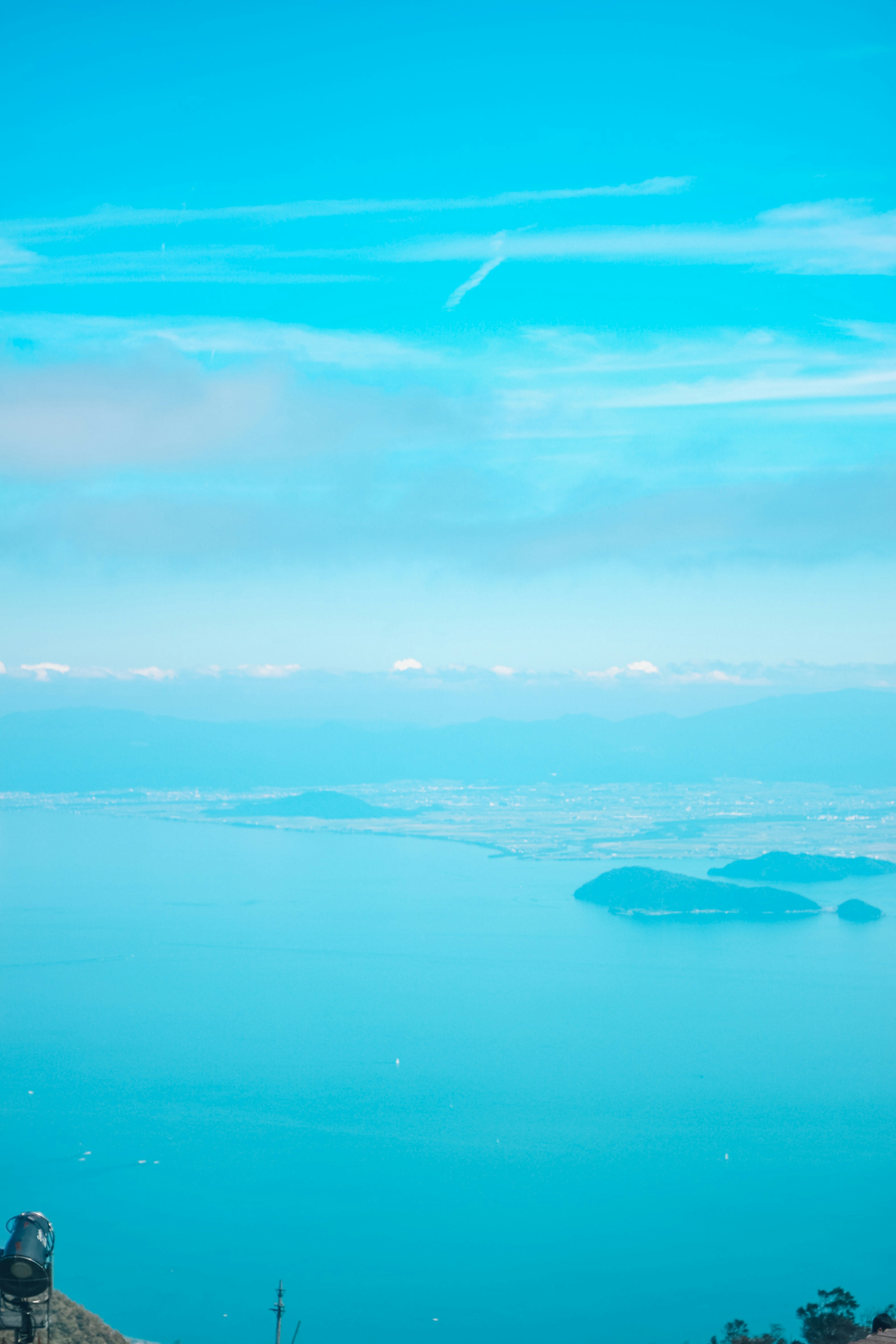 Vista panoramica dell'oceano blu e del cielo con isole sparse