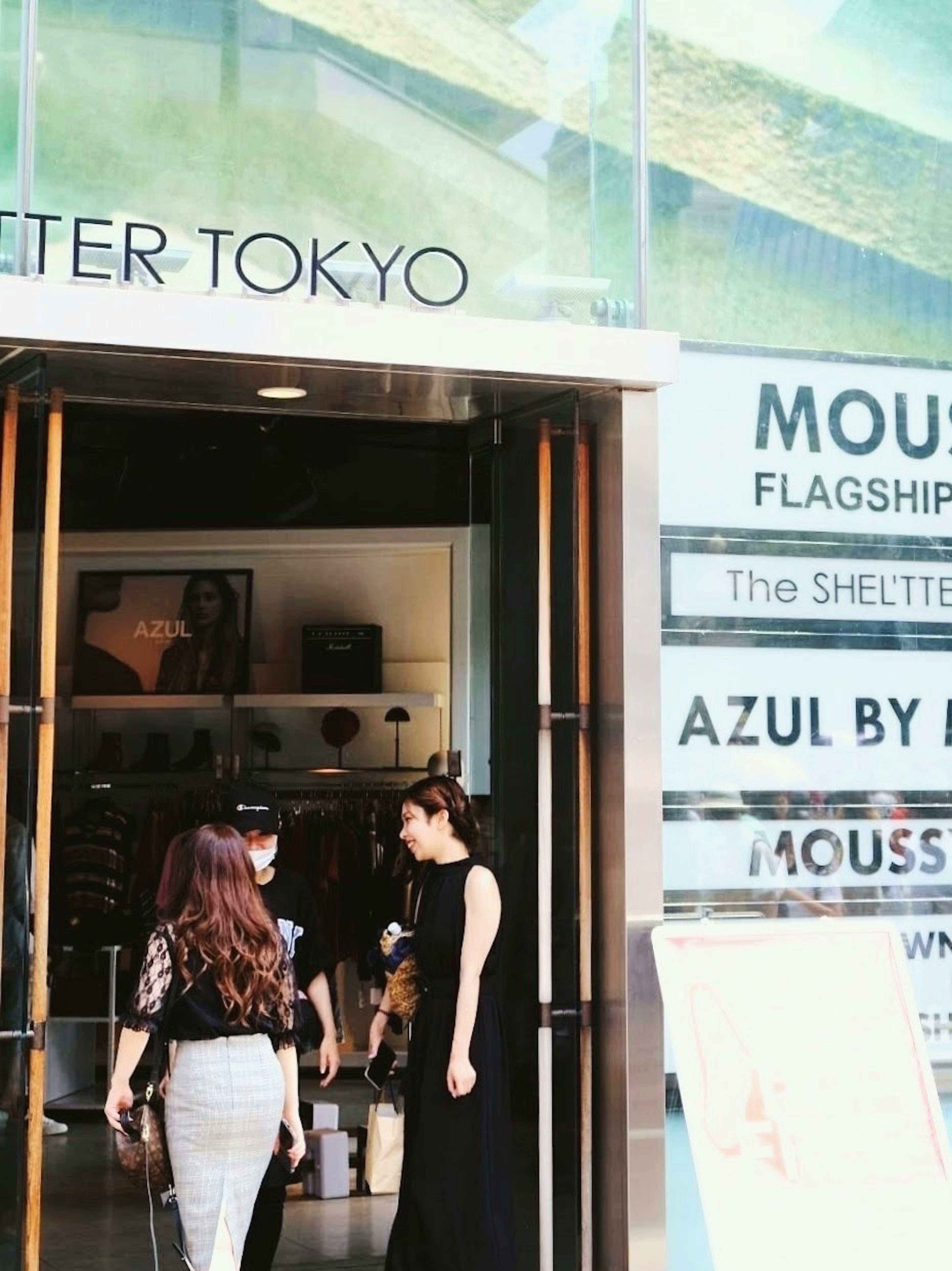 Orang-orang modis di pintu masuk Shelter Tokyo