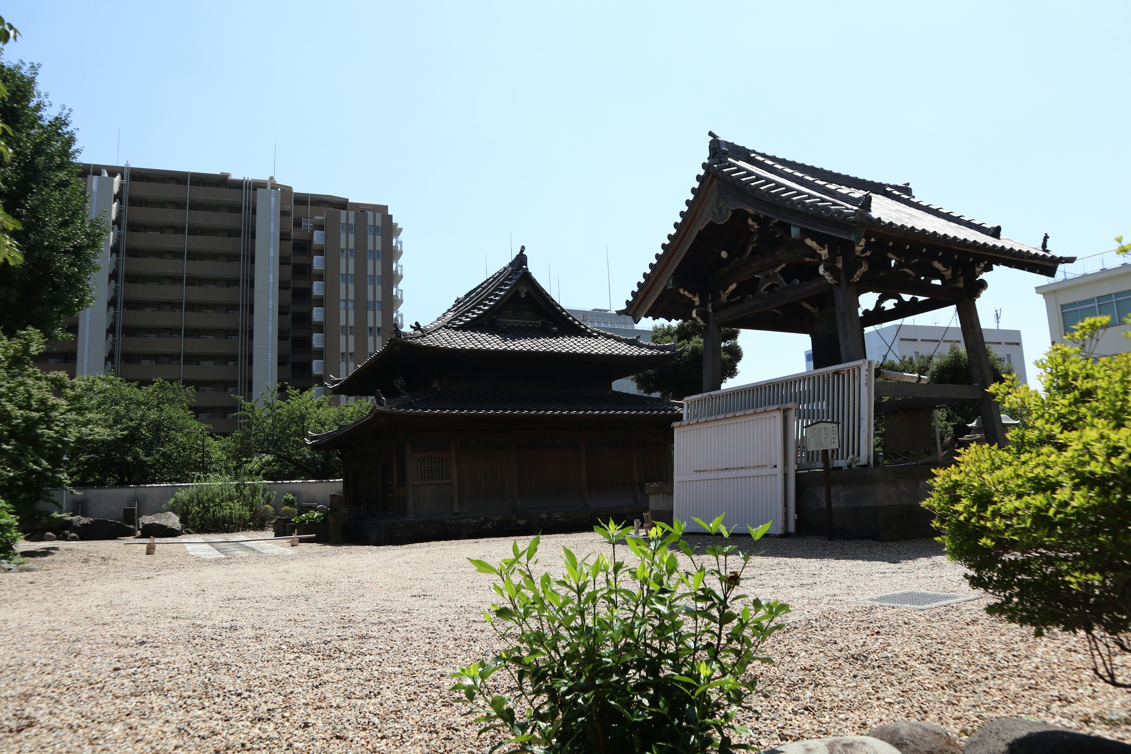 一座傳統日本建築與現代高樓大廈並排而立