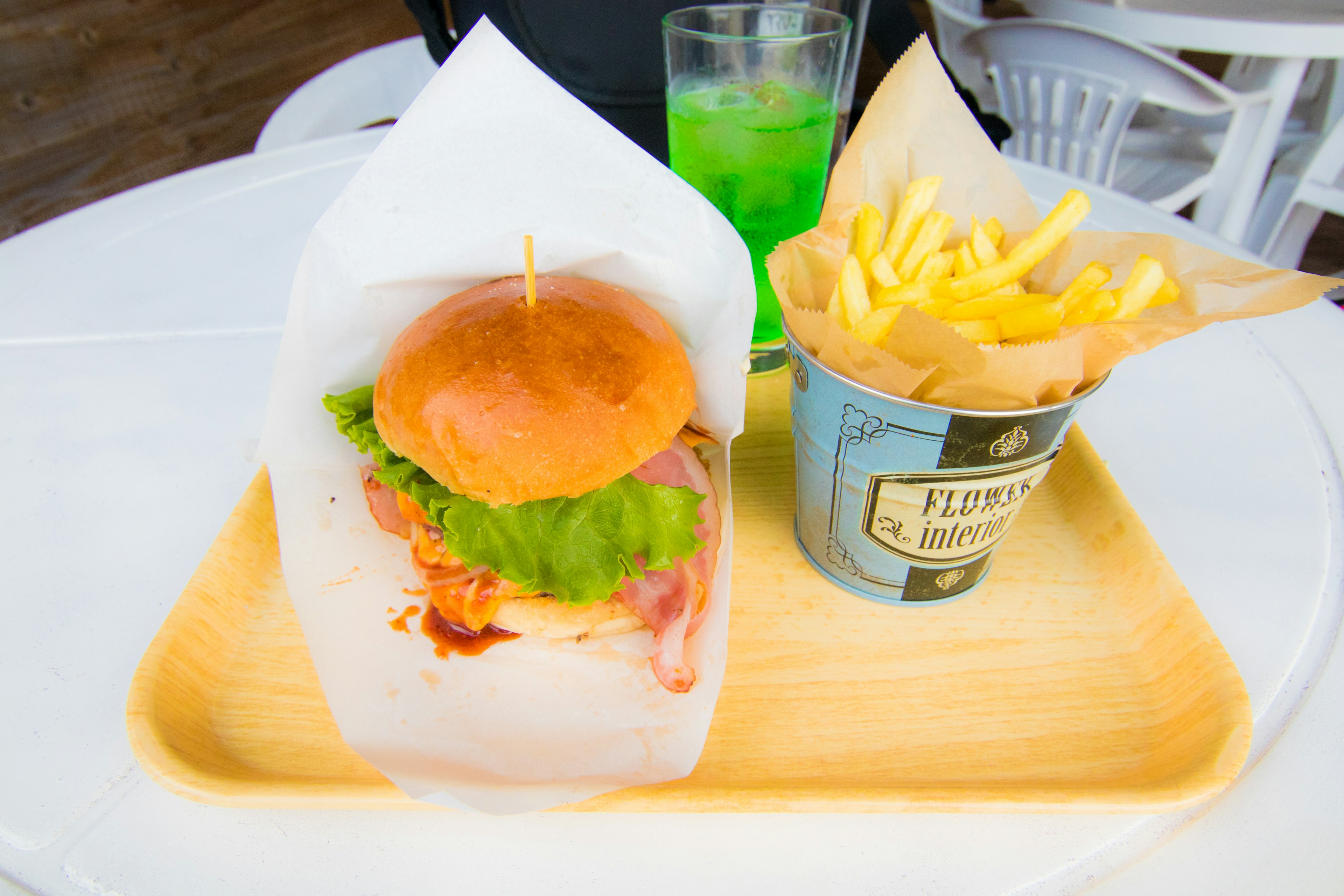 Leckeres Hamburger mit Salat und Pommes in einem Glas serviert