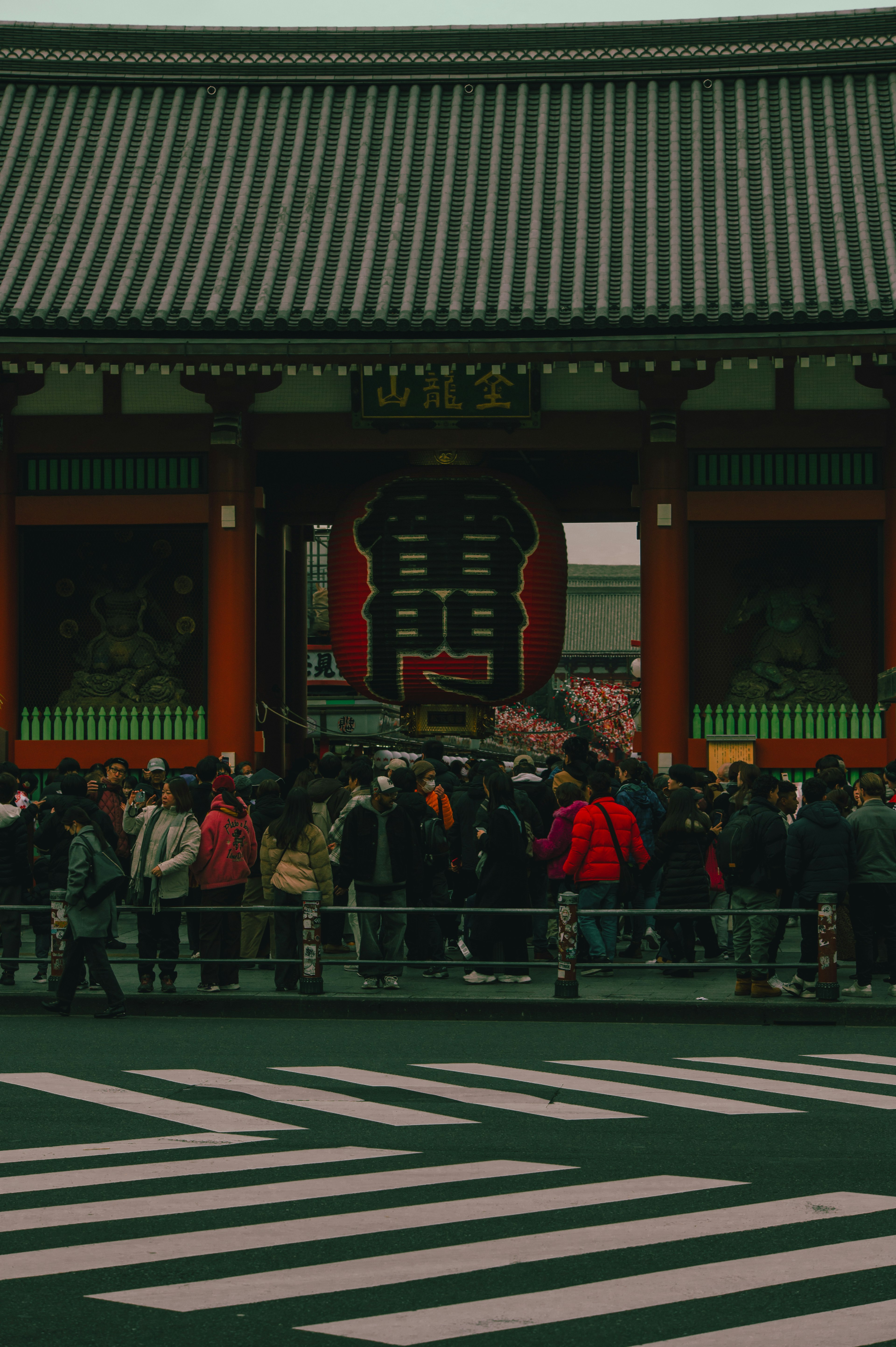 浅草寺の前に集まる人々の群れ