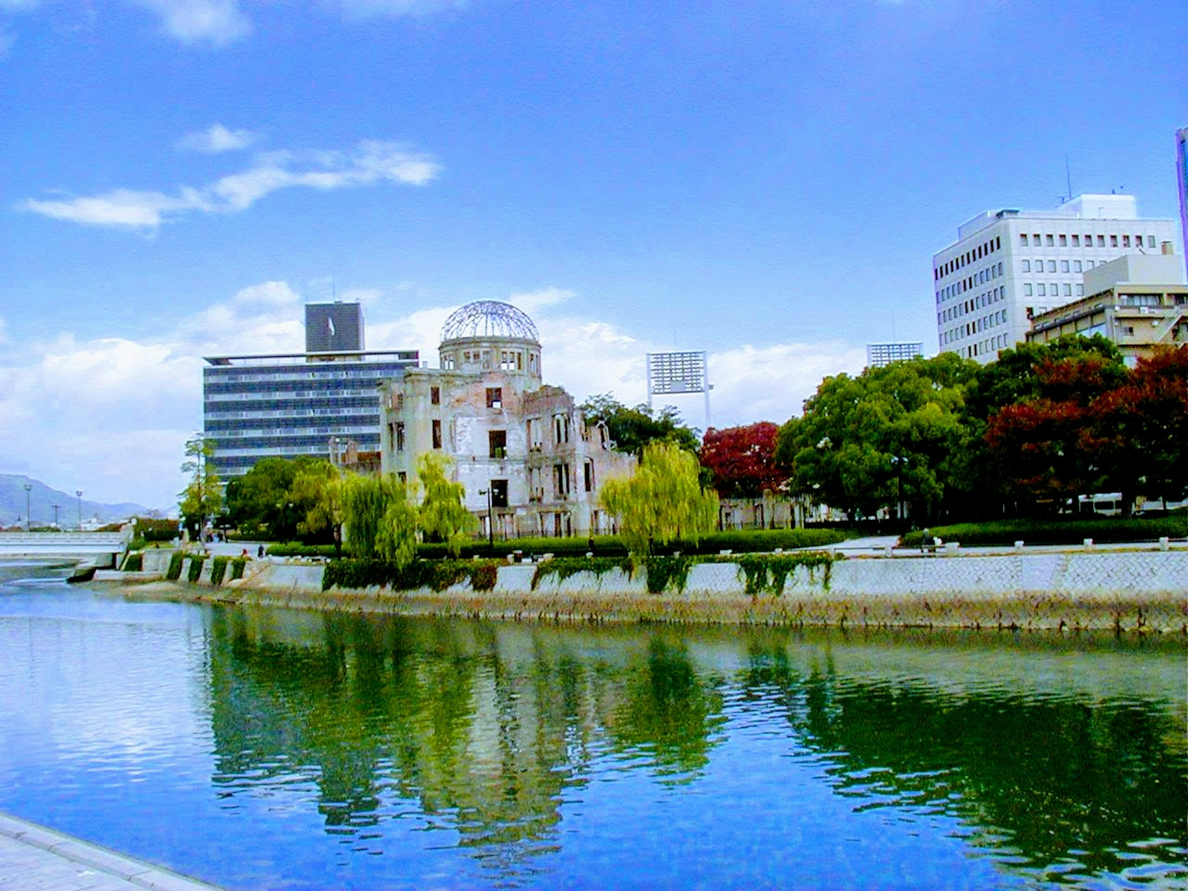 Kubus bom atom Hiroshima dengan pemandangan sungai