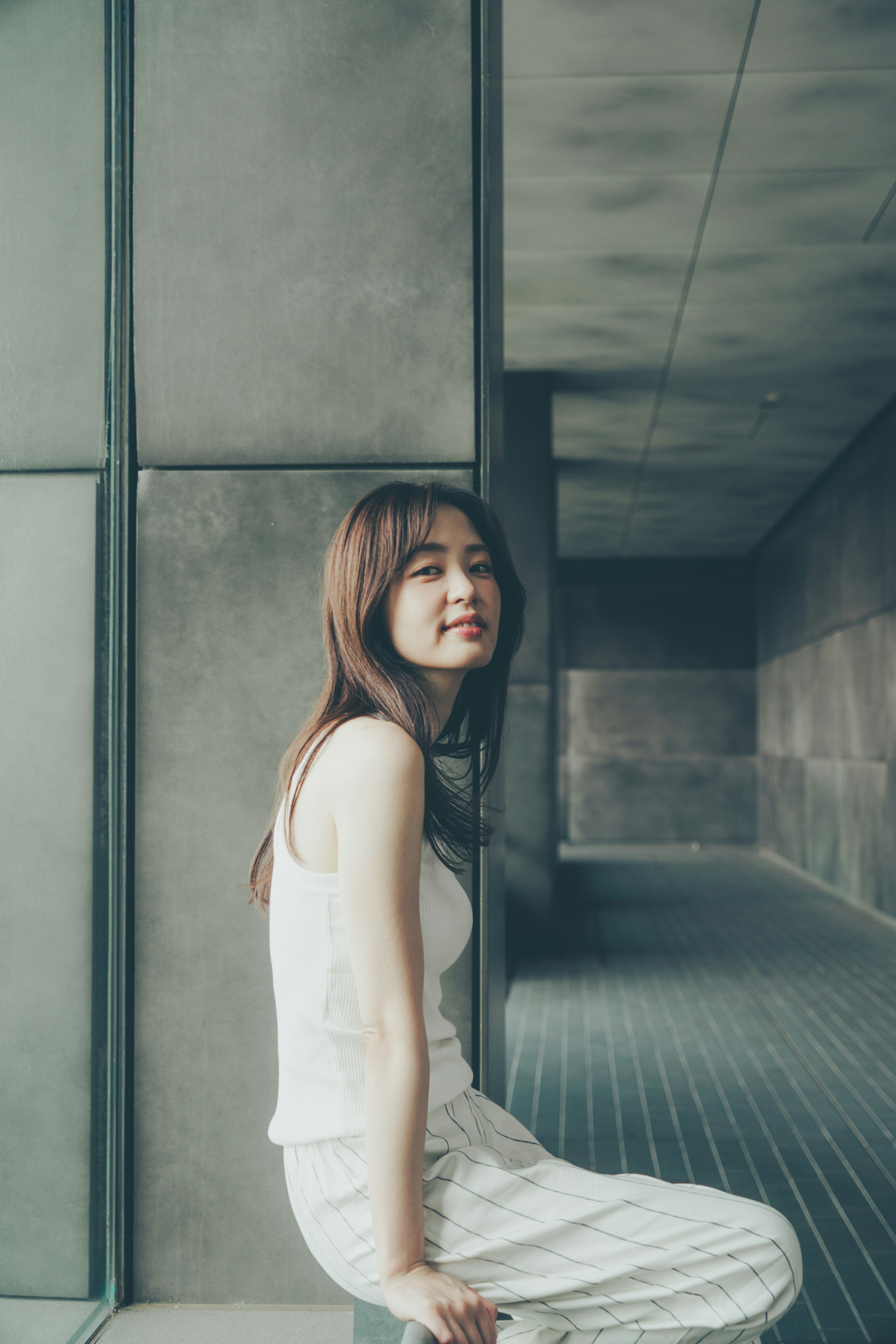 Retrato de una mujer sonriendo en un fondo moderno