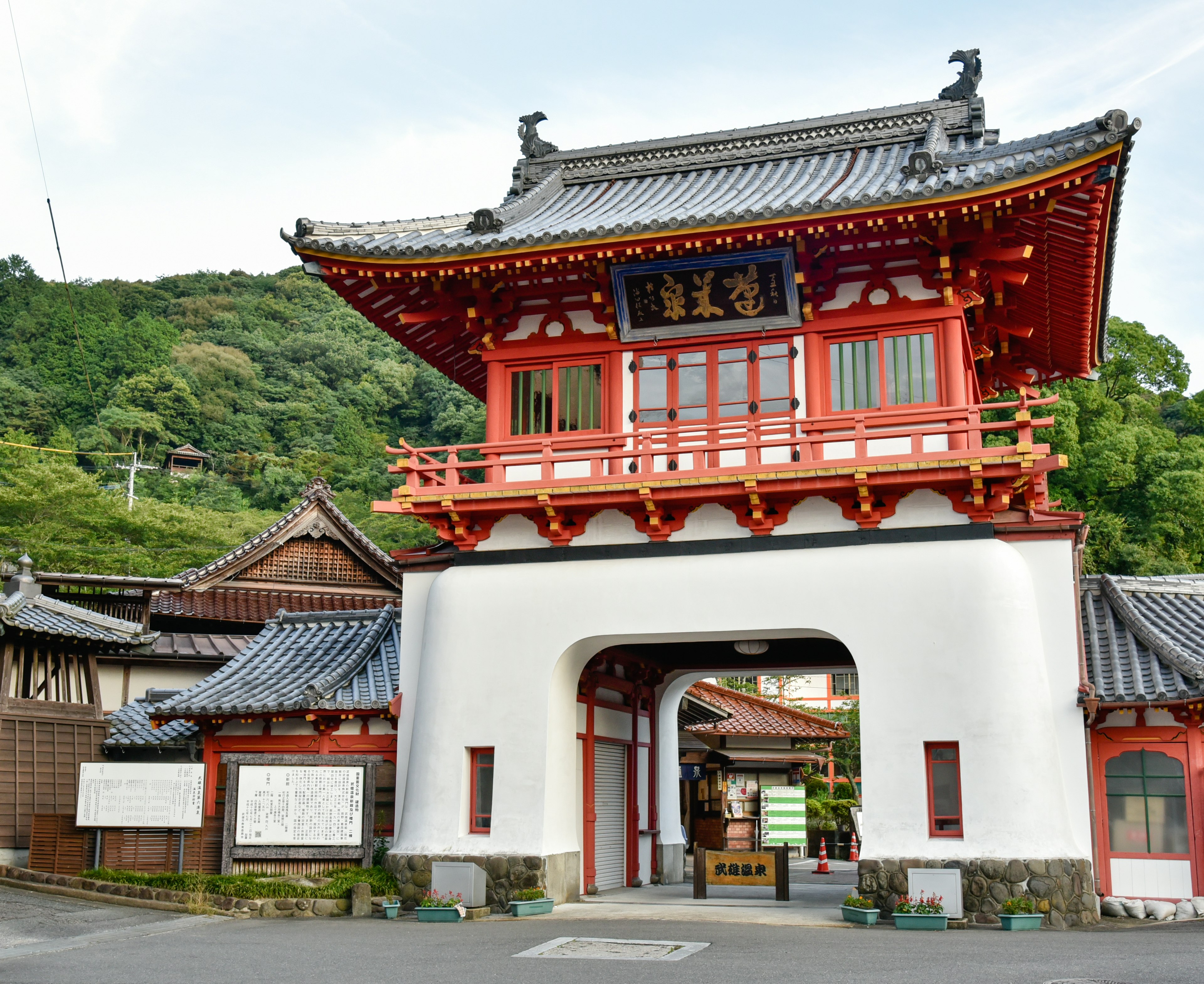 传统日本门，红色屋顶和白色墙壁