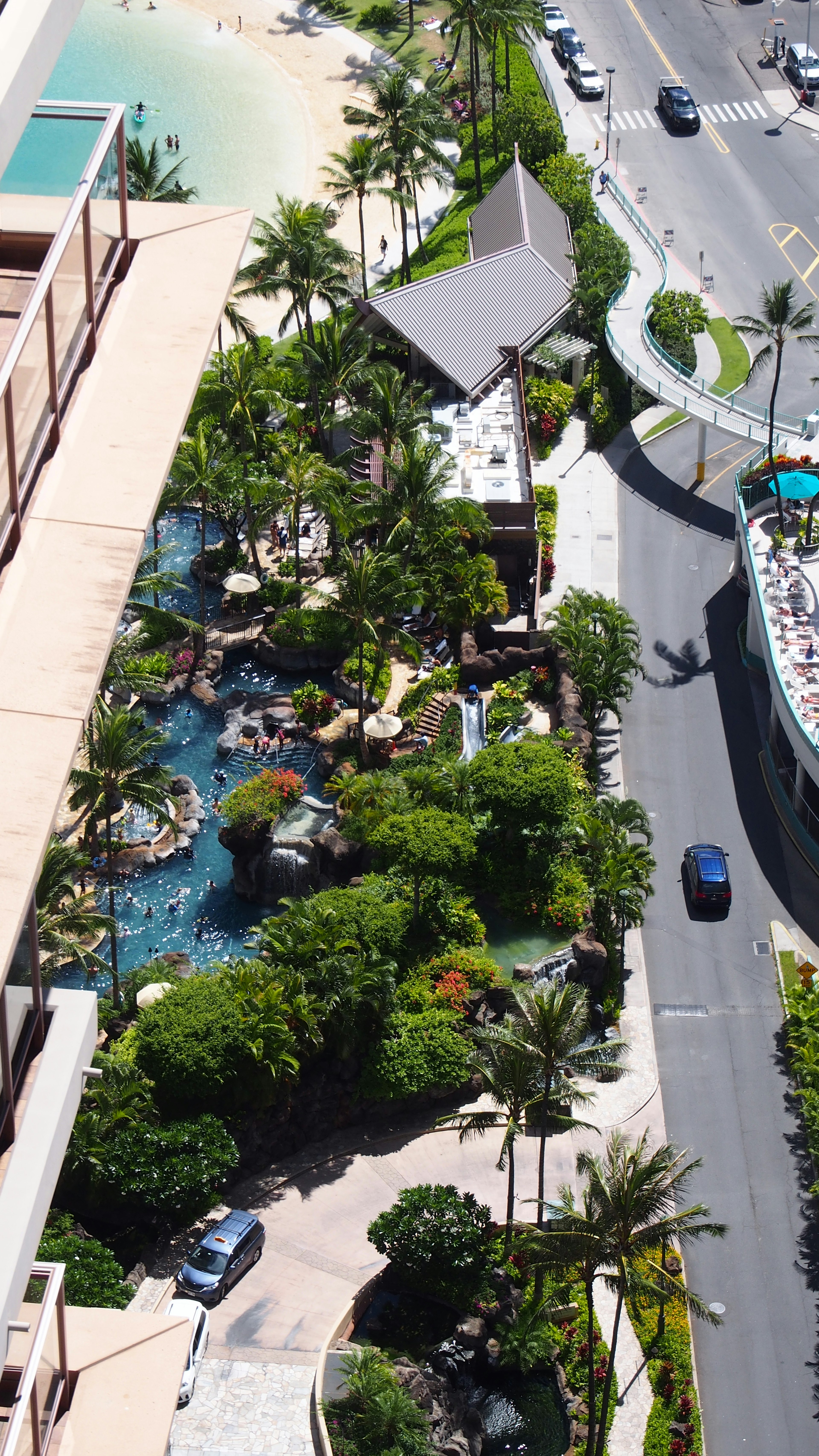 Vue aérienne d'un jardin luxuriant et d'une piscine près de la plage