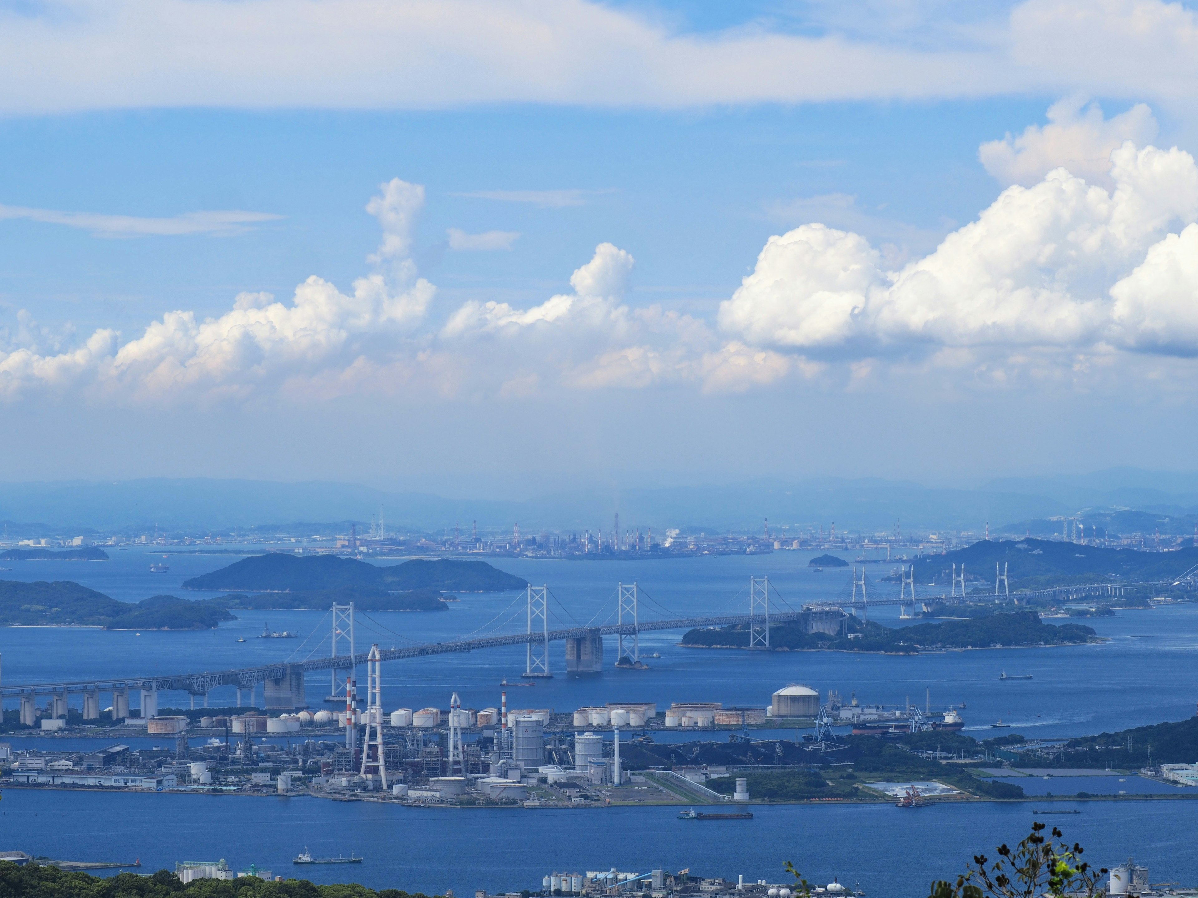 Una hermosa vista del mar y el cielo azules con puentes e islas