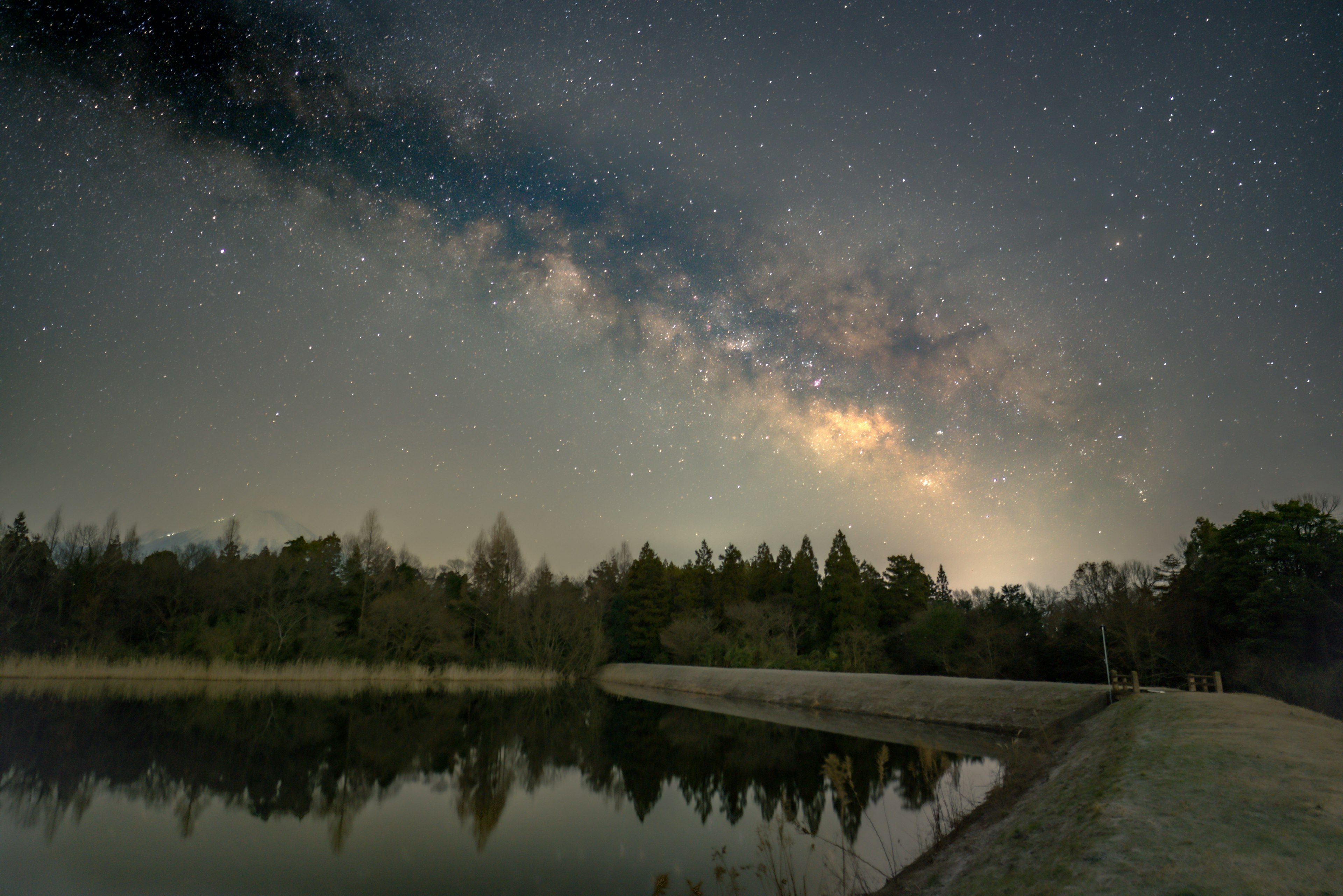 Stupendo cielo notturno con la Via Lattea sopra un lago tranquillo