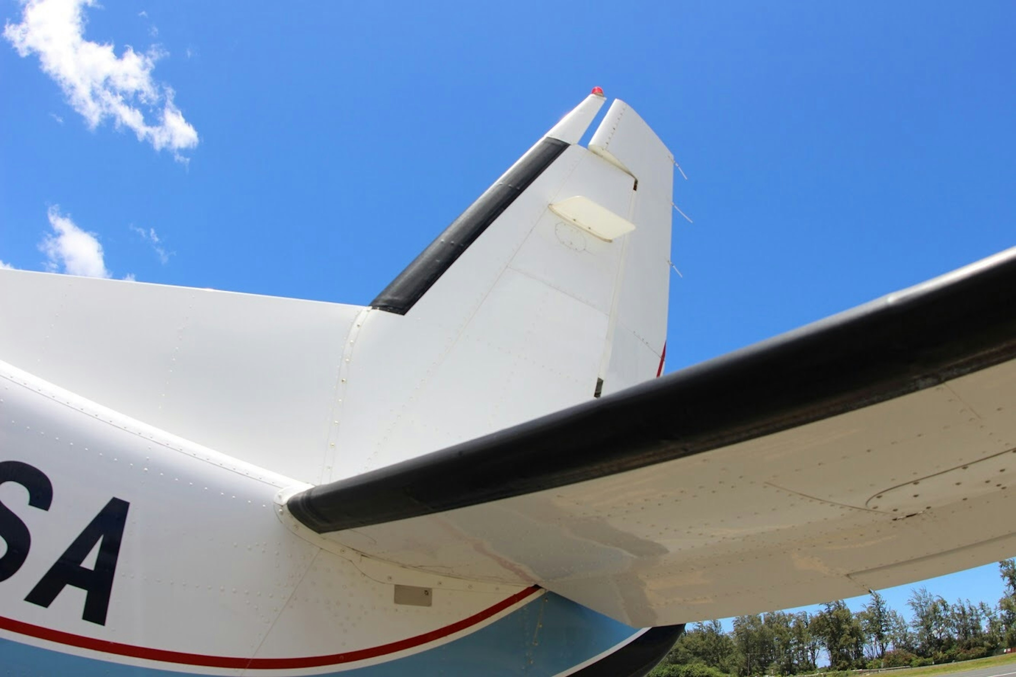 Gros plan sur la queue d'un avion avec un ciel bleu en arrière-plan