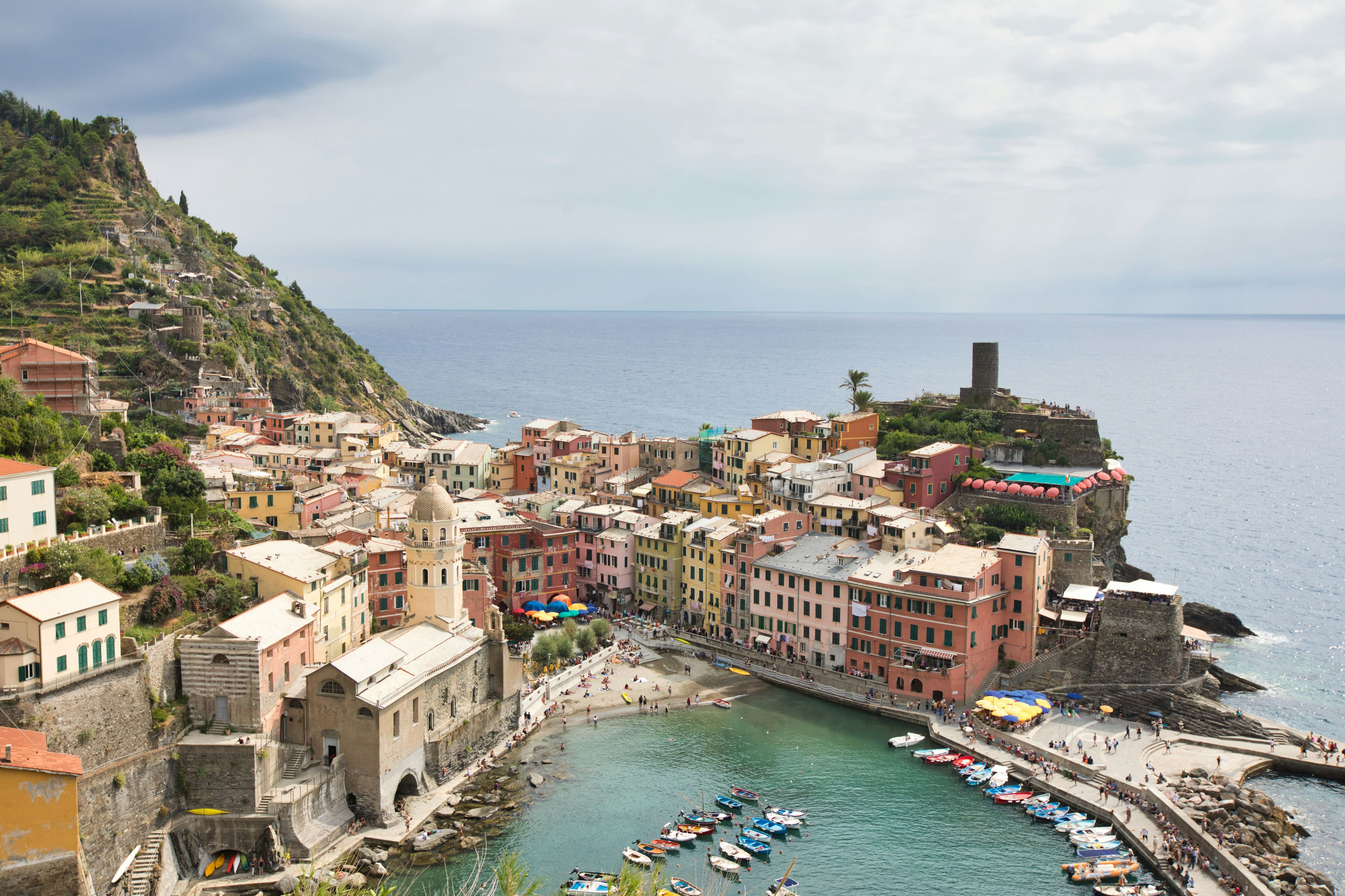 Villaggio costiero panoramico con edifici colorati e un porto