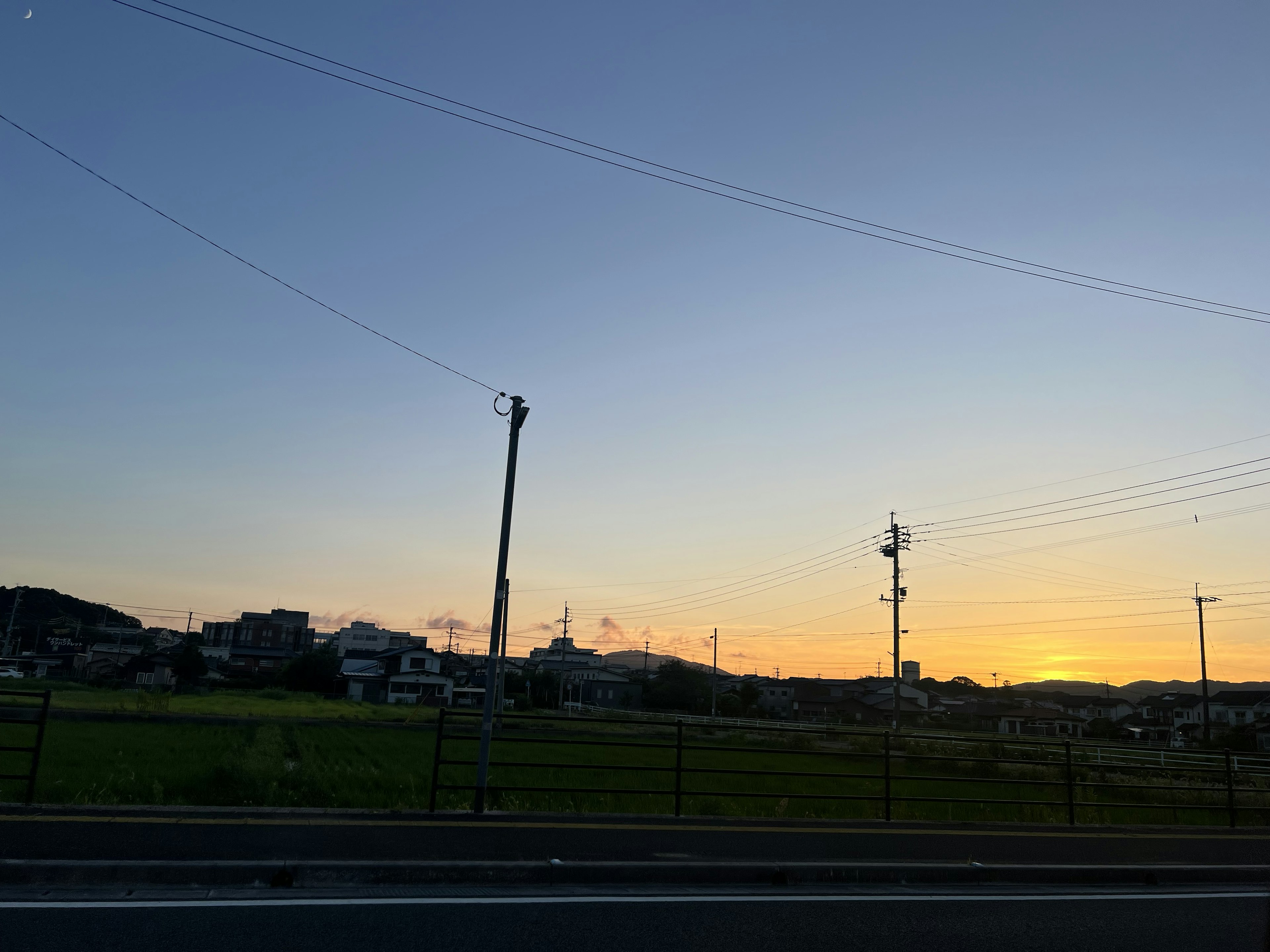 夕陽下的鄉村風景與遠處建築