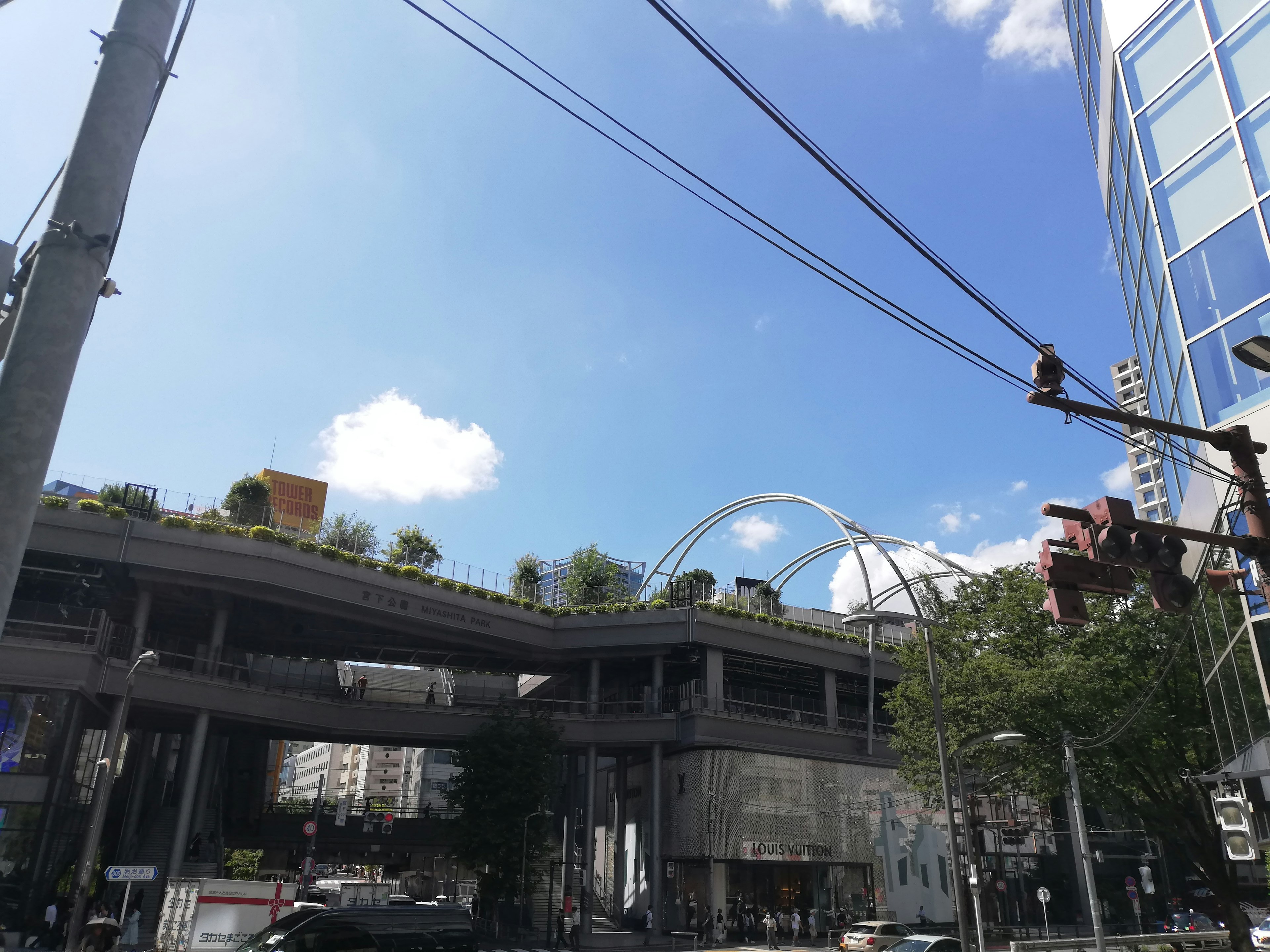 Edificio moderno con jardín en la azotea bajo un cielo azul claro