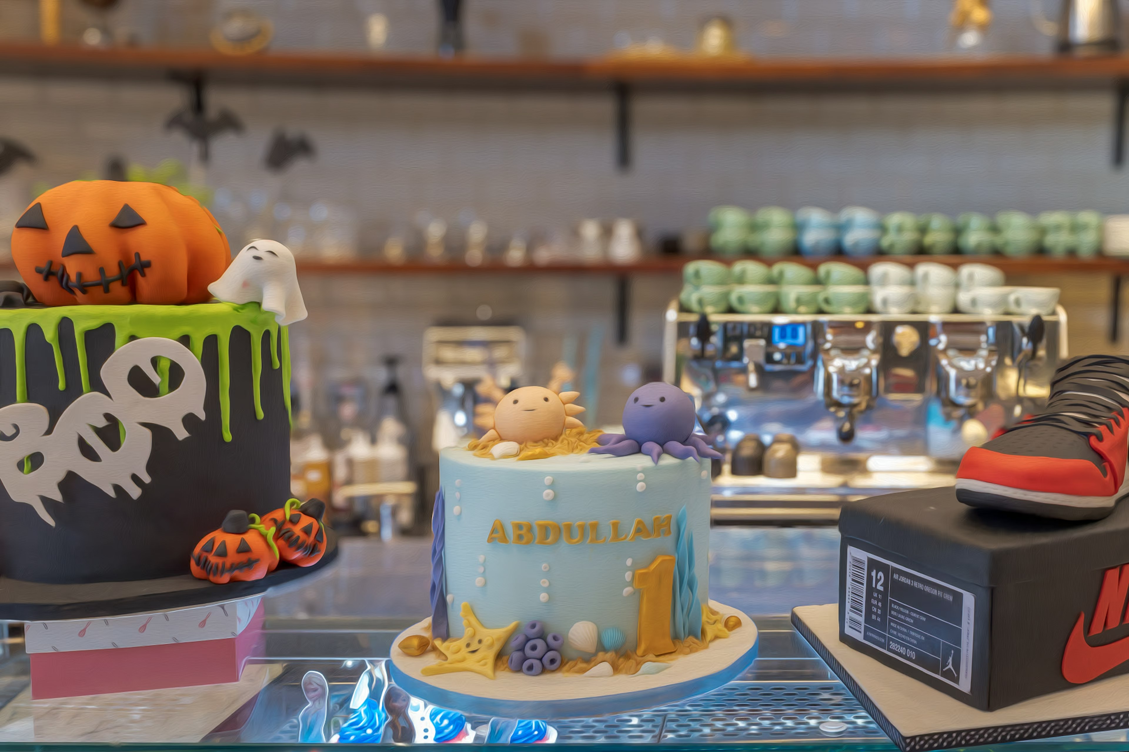 Gâteau sur le thème d'Halloween avec des décorations effrayantes à côté d'un gâteau d'anniversaire coloré