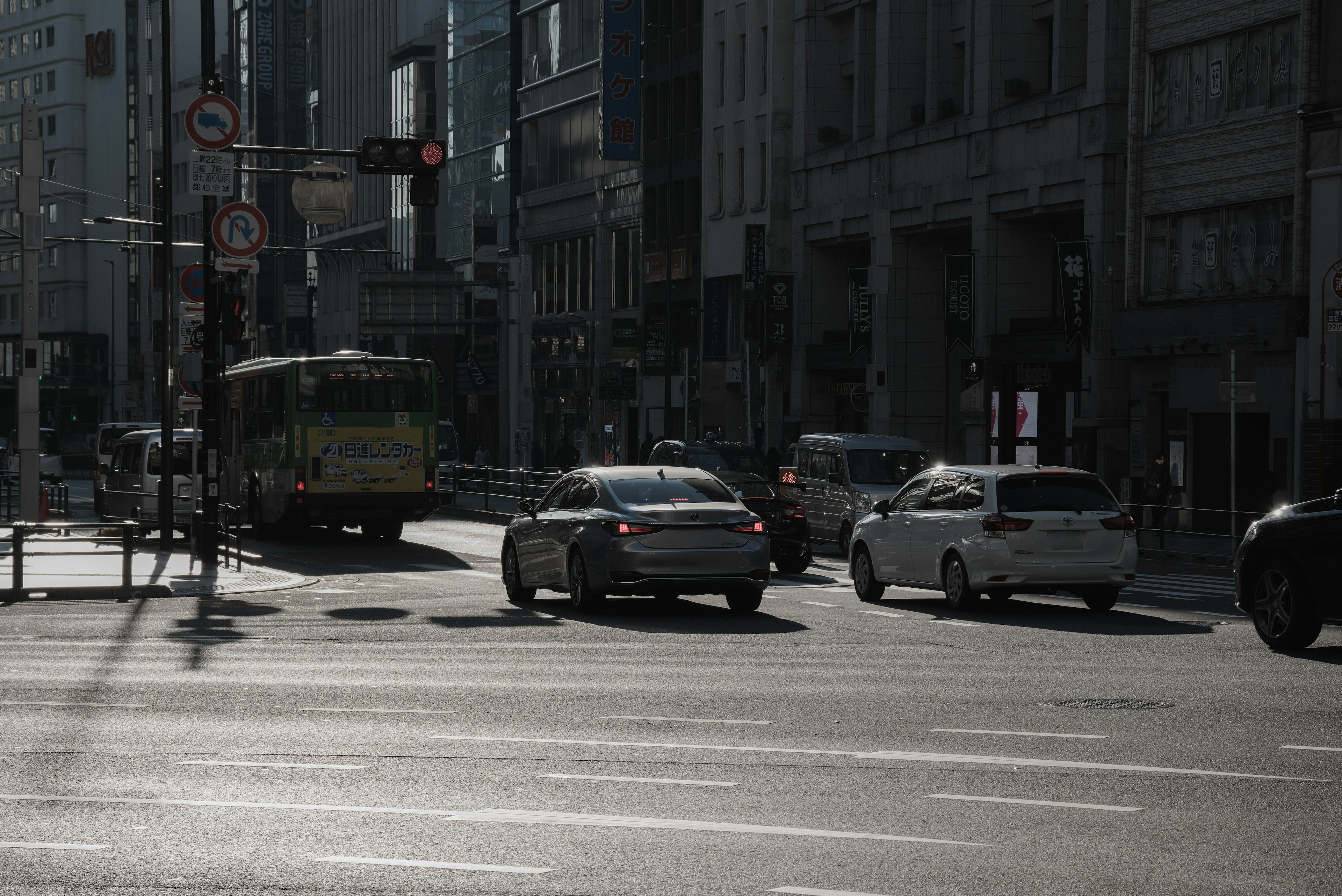 Straßenszene mit Verkehr, Fahrzeugen und Gebäuden