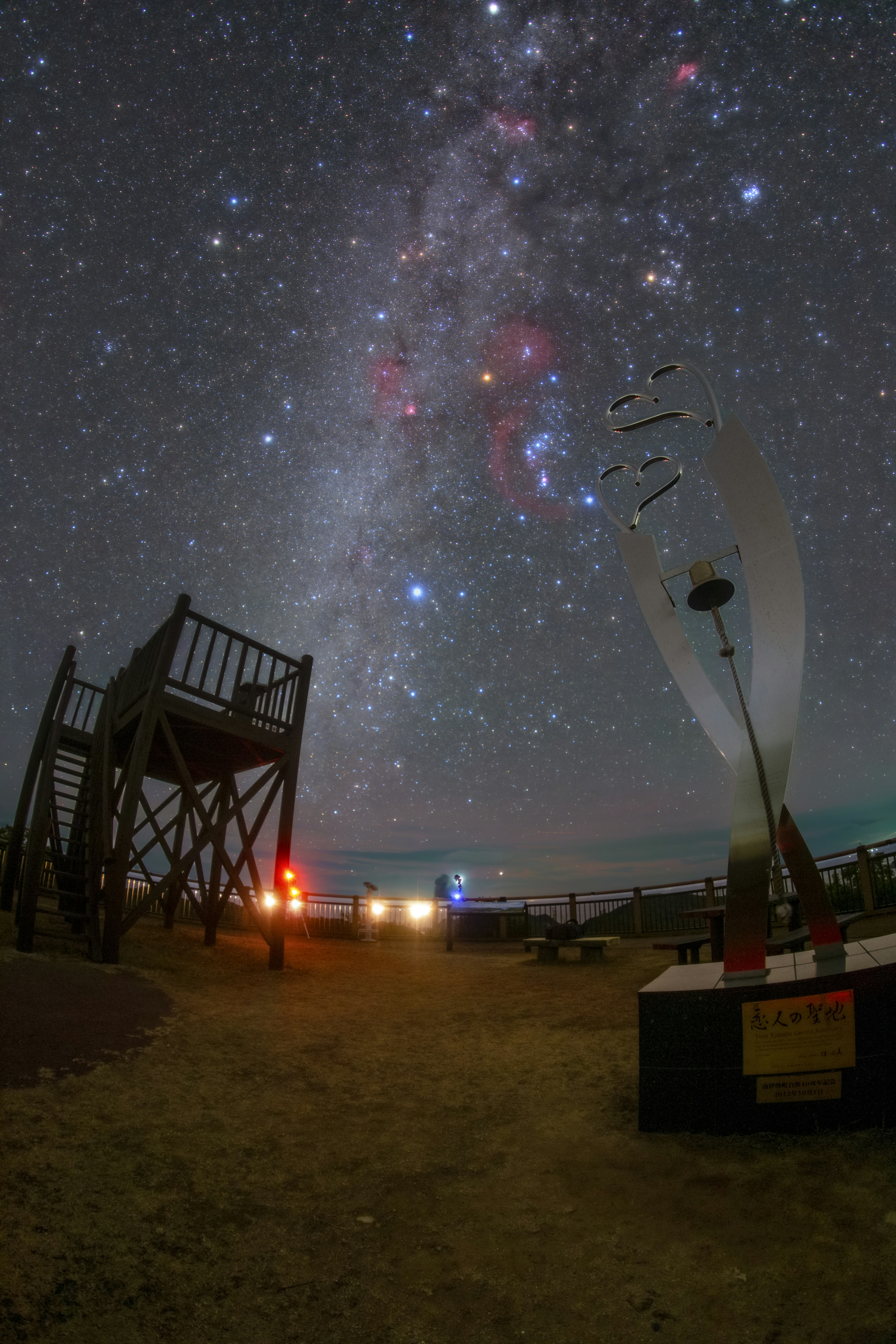 Sito di osservazione con un cielo notturno spettacolare e la Via Lattea e attrezzatura astronomica