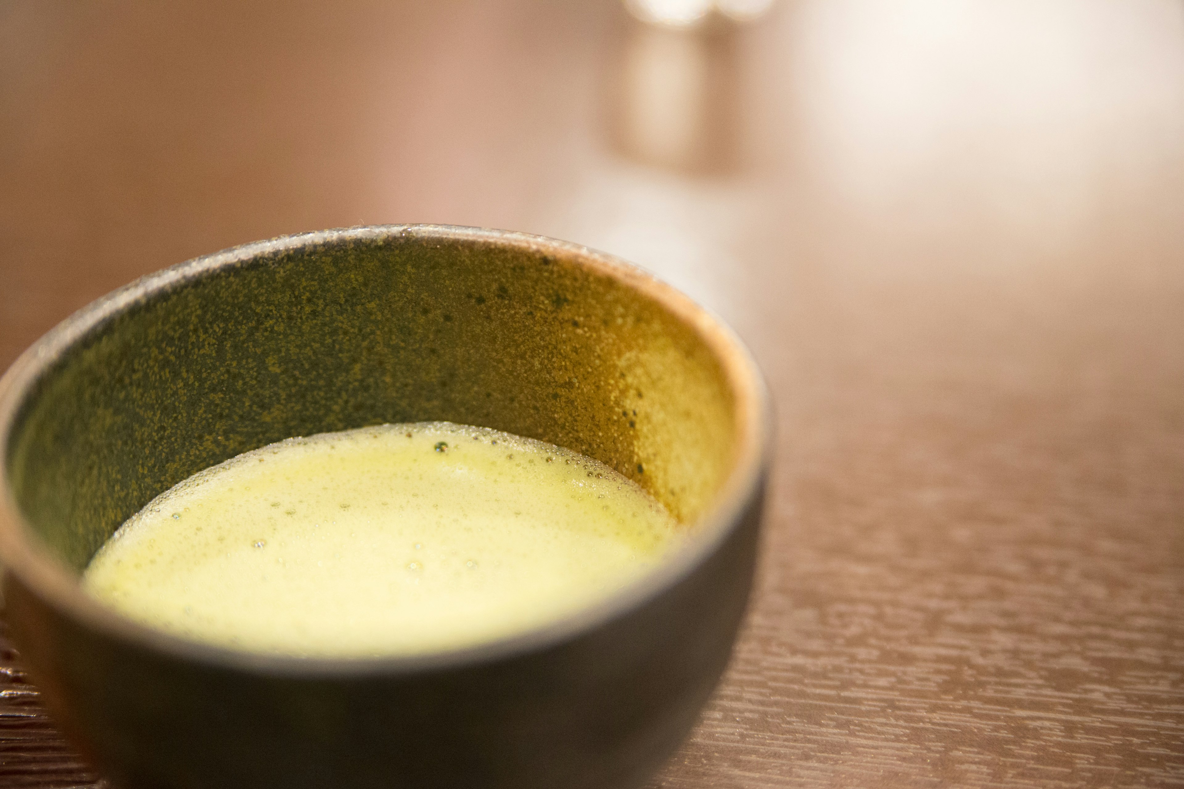 Boisson crémeuse dans un bol vert