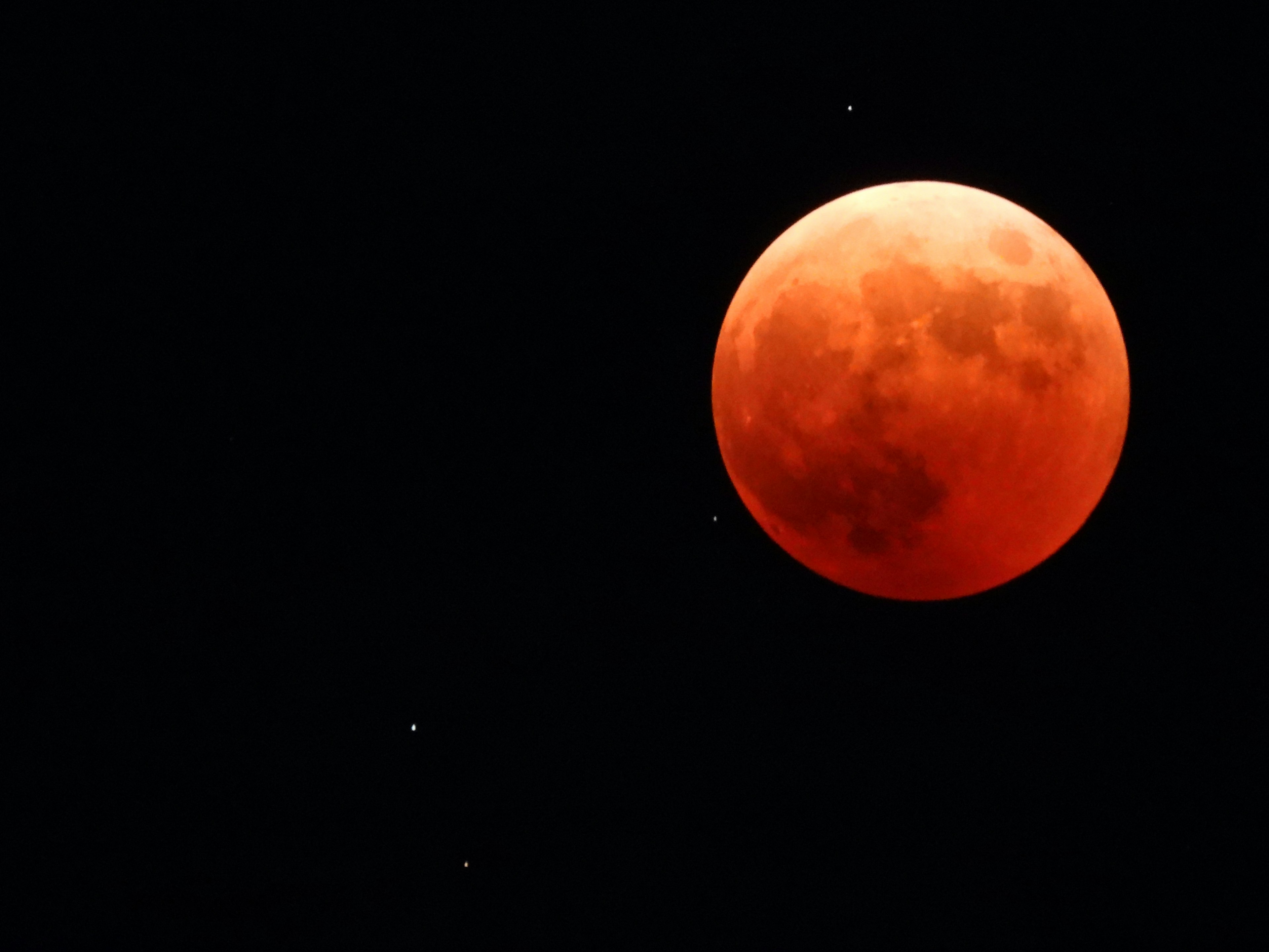 Bulan merah dengan latar belakang gelap peristiwa langit