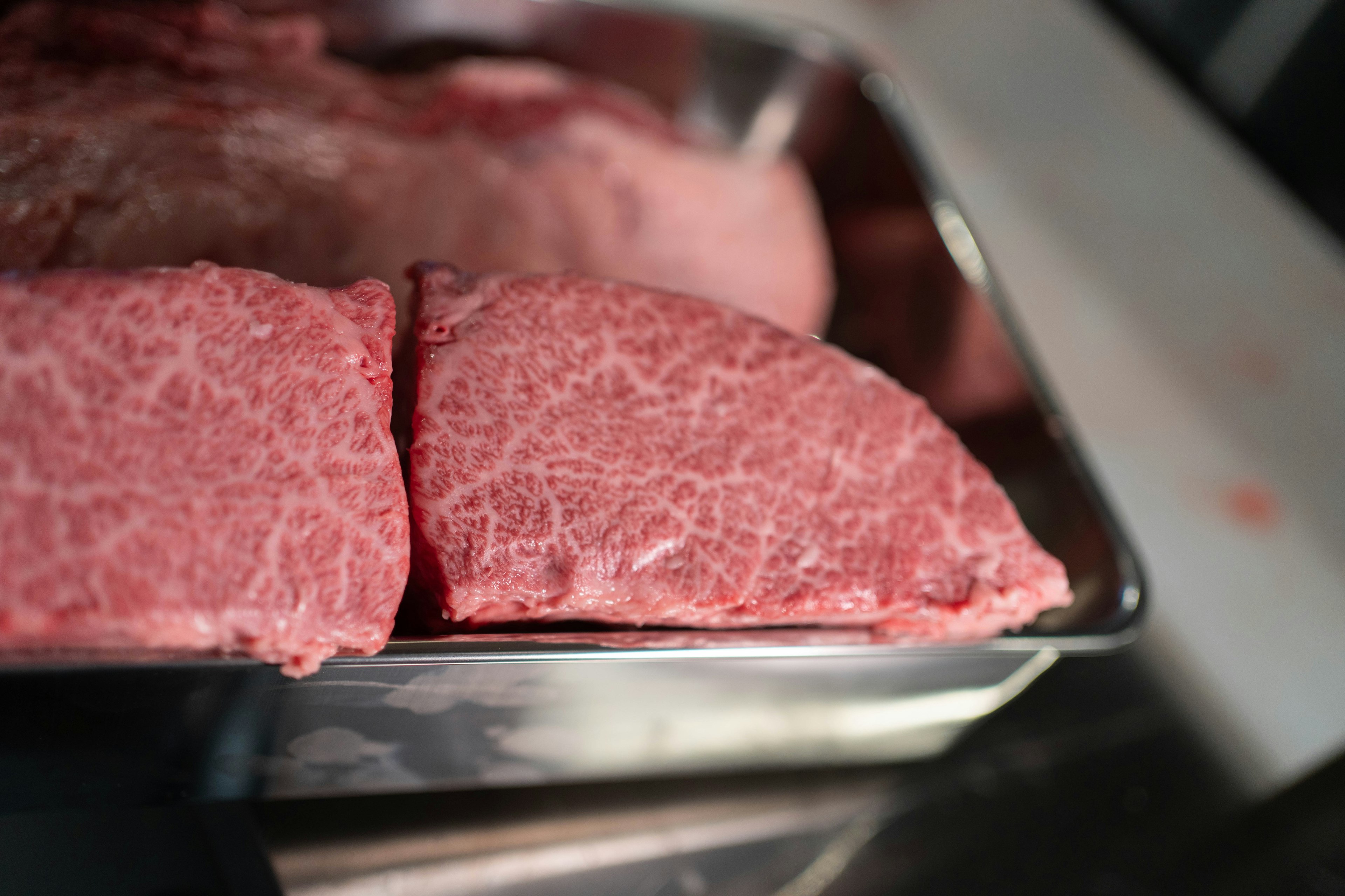 Premium Wagyu-Rindfleischscheiben auf einem Tablett angeordnet