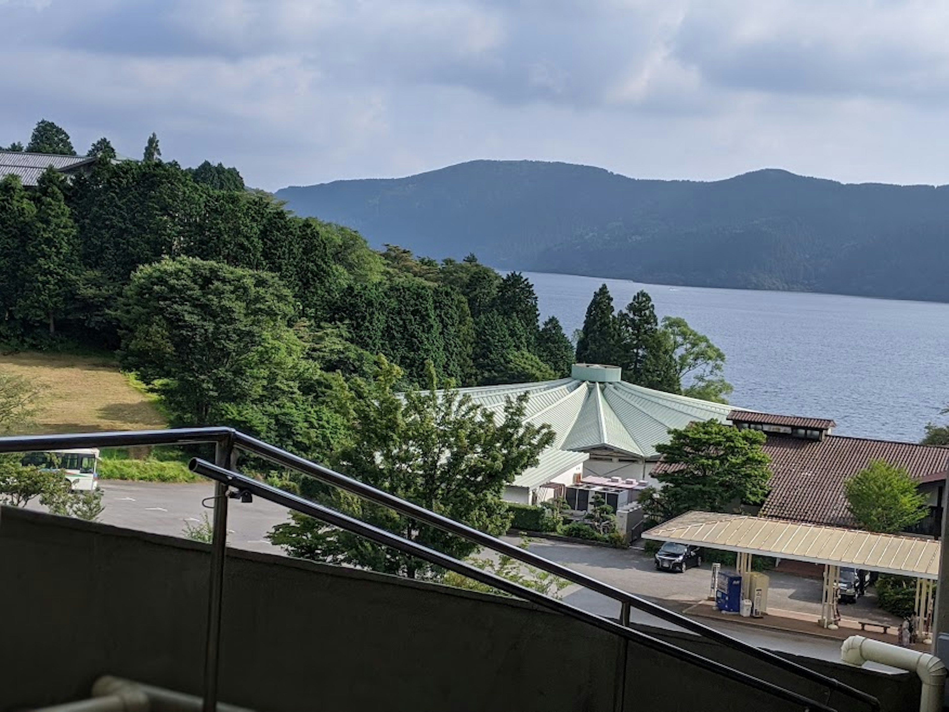 湖の景色と緑豊かな山々が見える風景