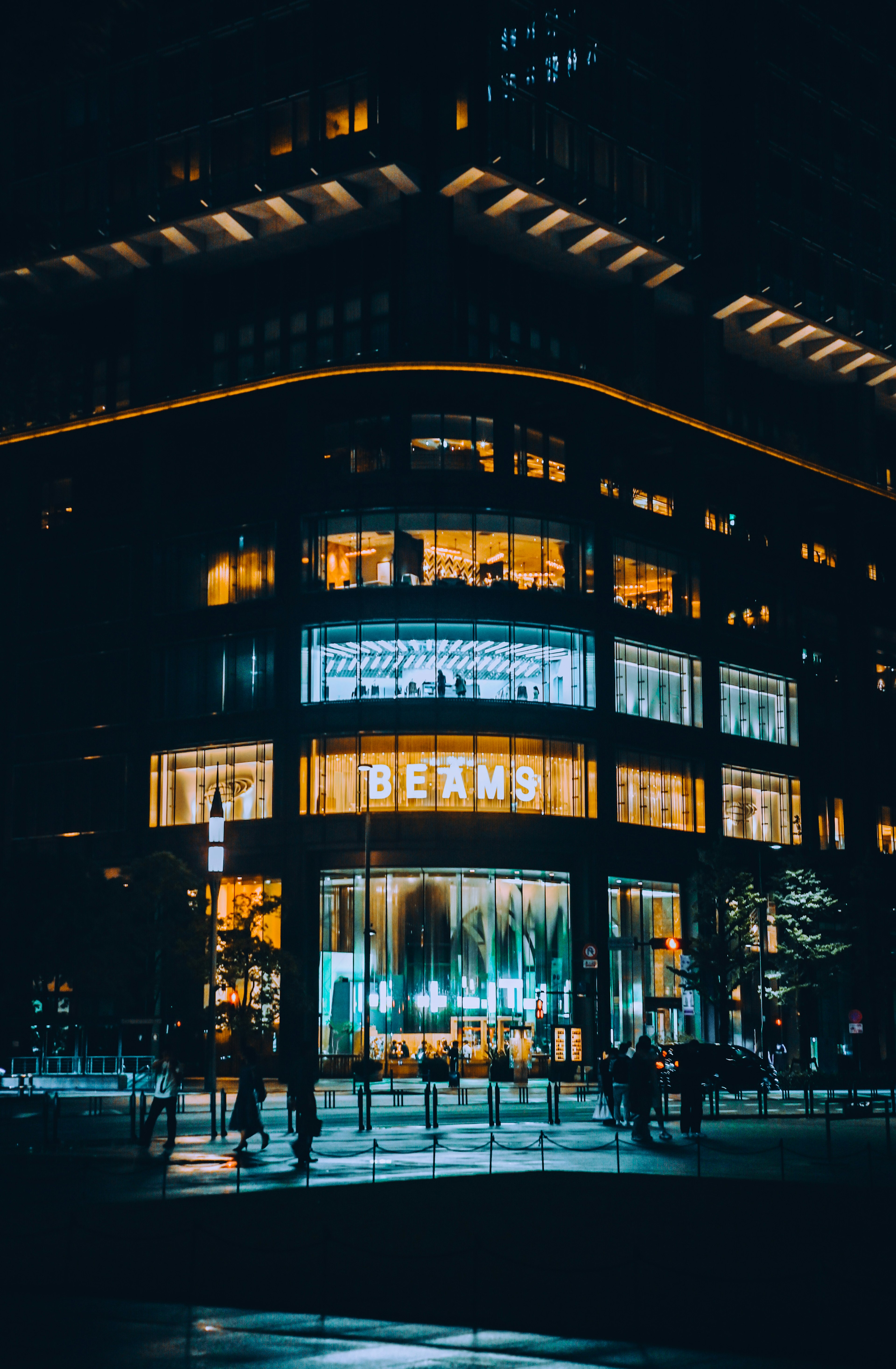 Paysage urbain nocturne avec une façade de magasin haut de gamme